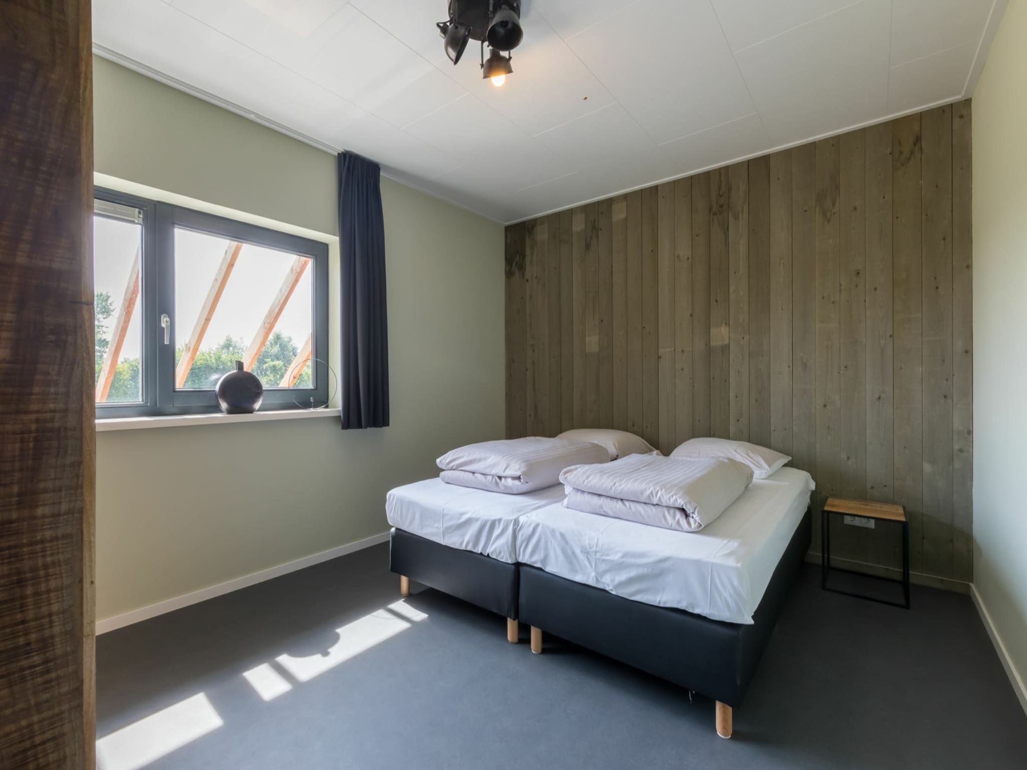 Een slaapkamer van Vroondijk 2- duinappel en zonnebes in Vrouwenpolder