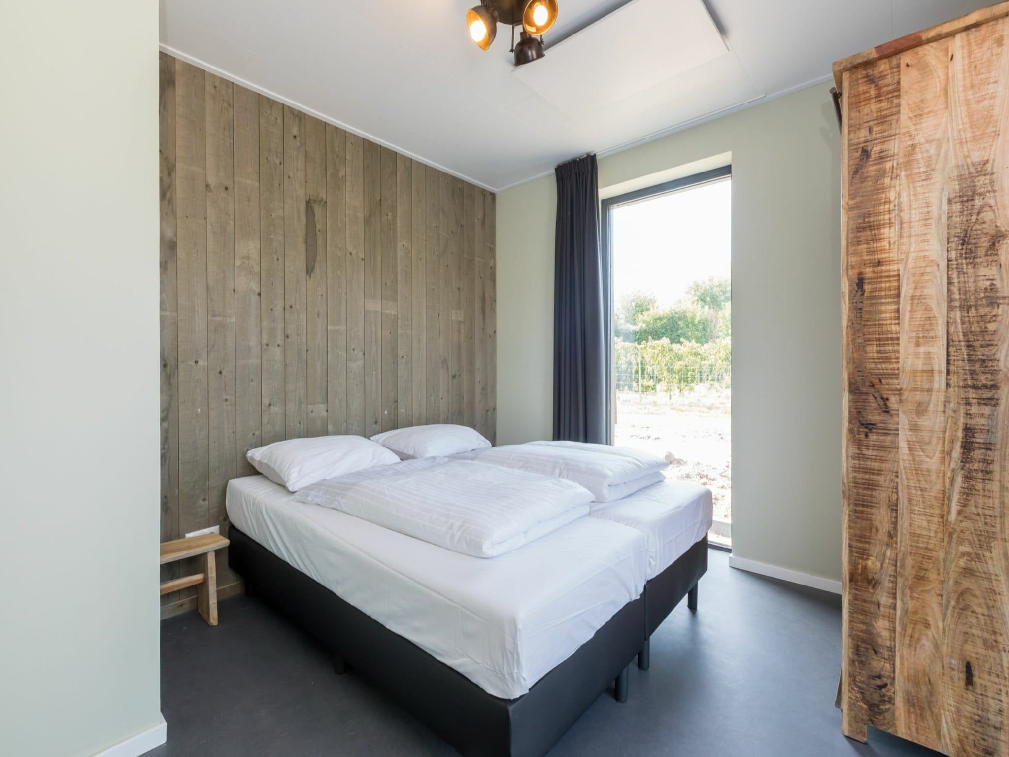 Een slaapkamer van Vroondijk 2- duinappel en zonnebes in Vrouwenpolder