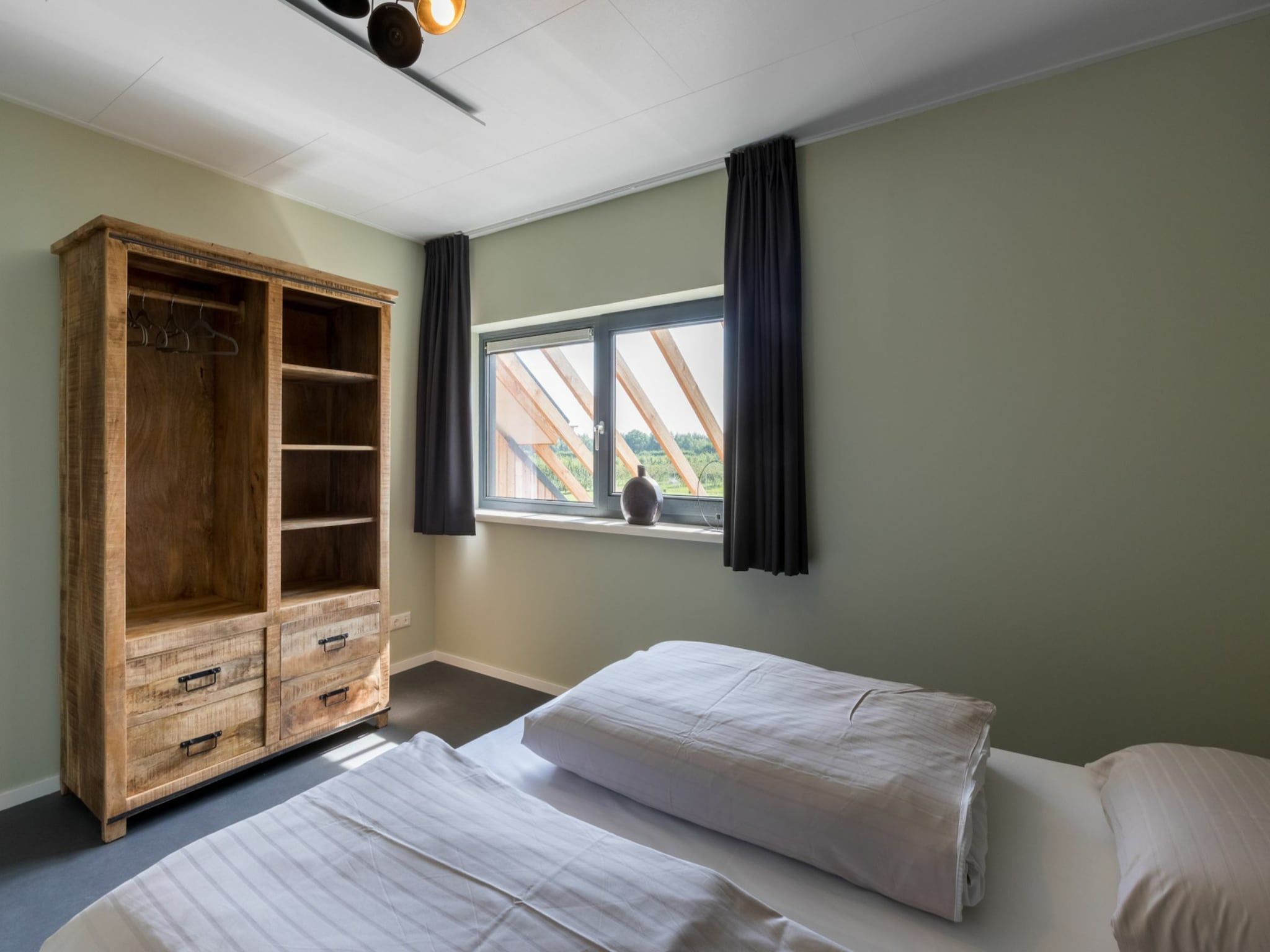 Een slaapkamer van Vroondijk 2- duinappel en zonnebes in Vrouwenpolder