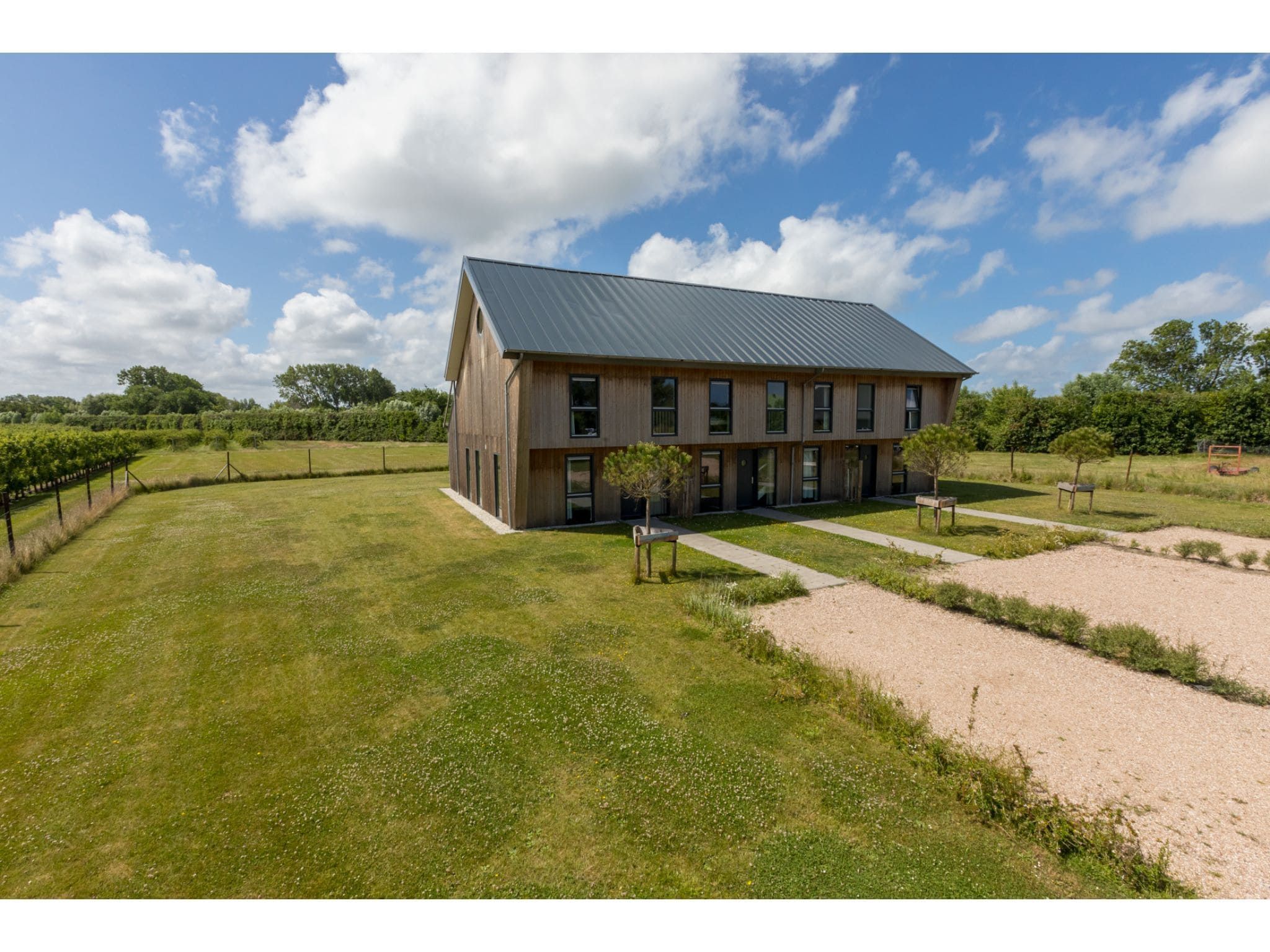De buitenkant van Vroondijk 2- duinappel en zonnebes in Vrouwenpolder