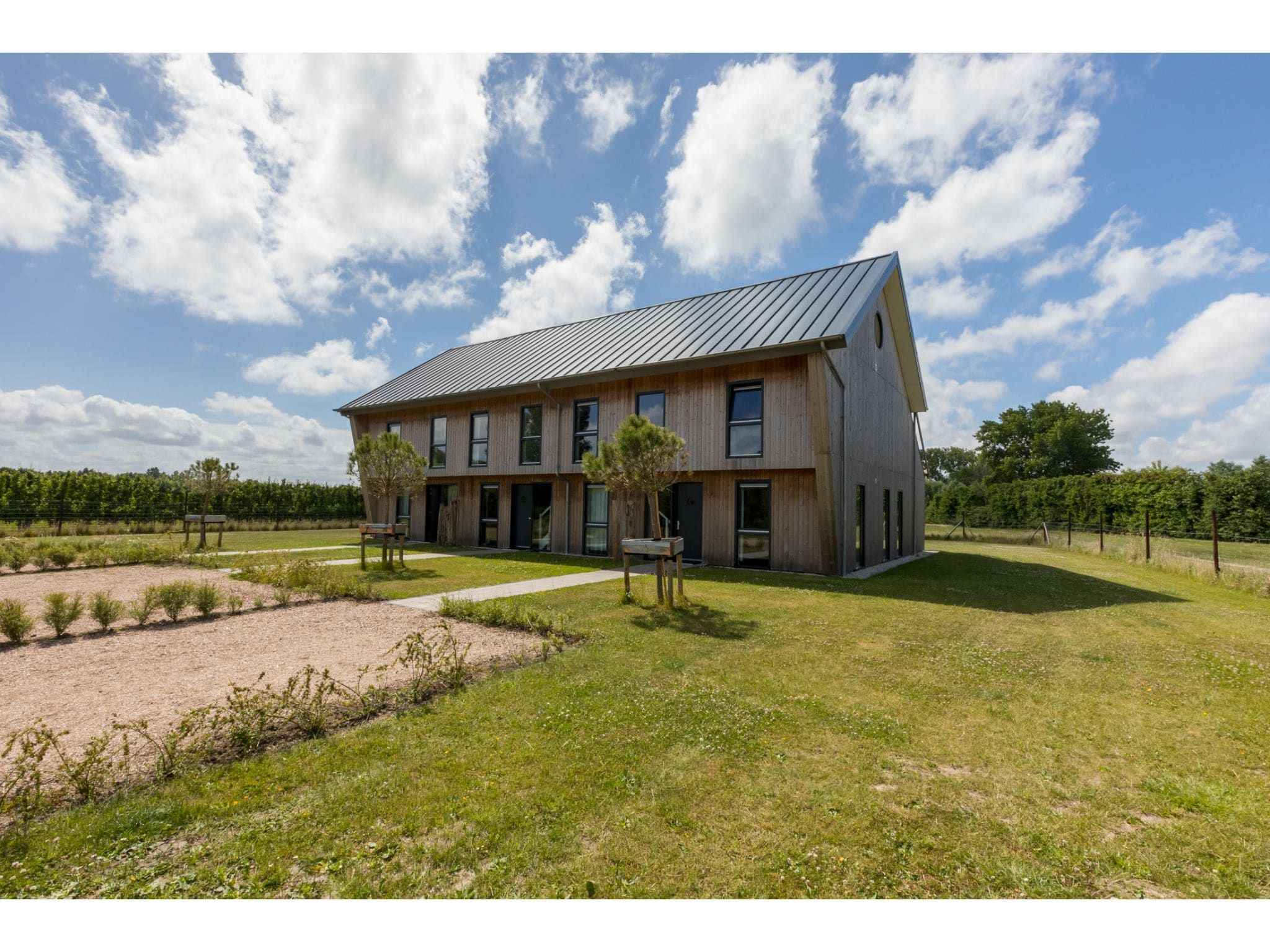 De buitenkant van Vroondijk 2- duinappel en zonnebes in Vrouwenpolder