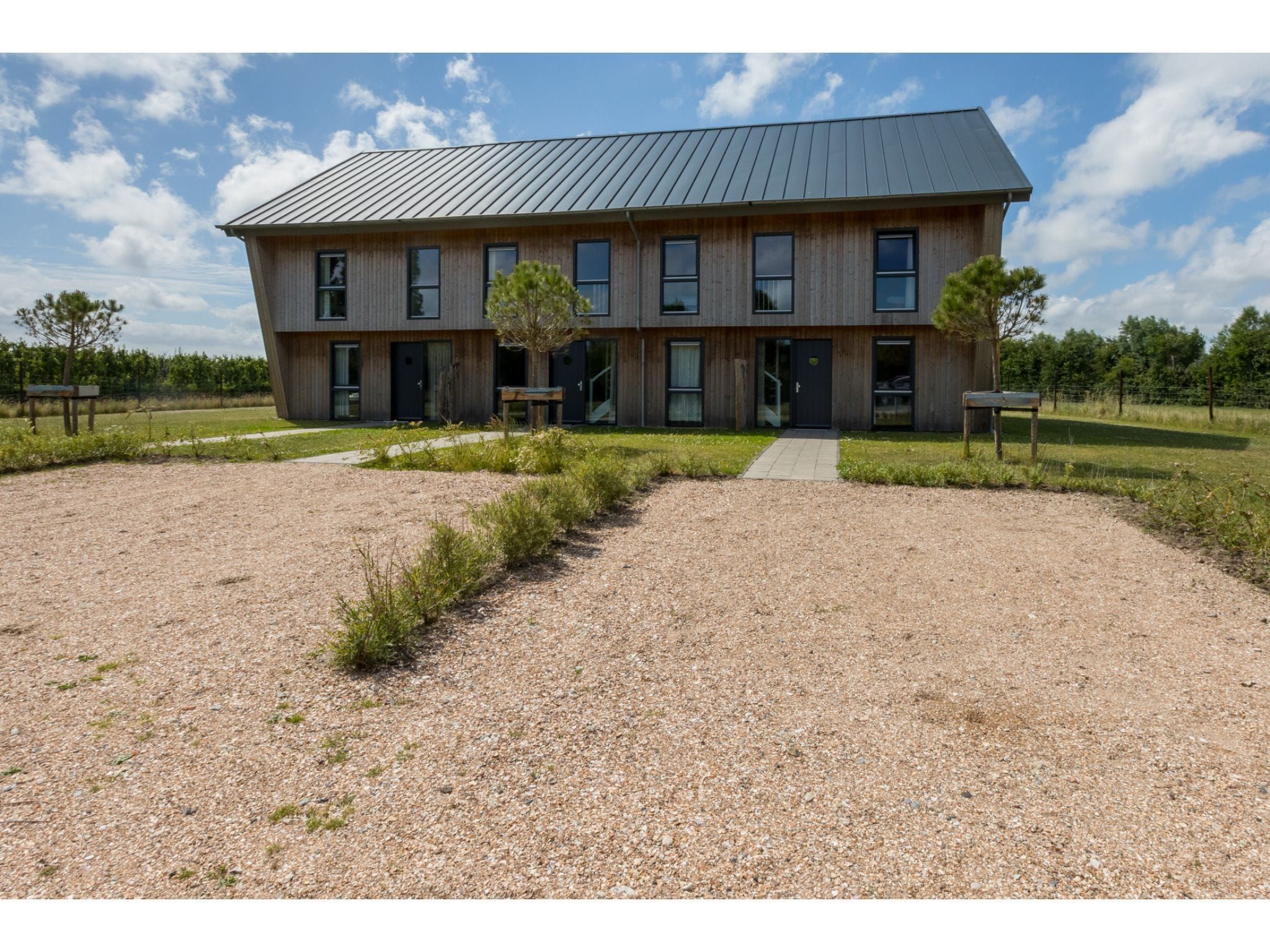 De buitenkant van Vroondijk 2- duinappel en zonnebes in Vrouwenpolder