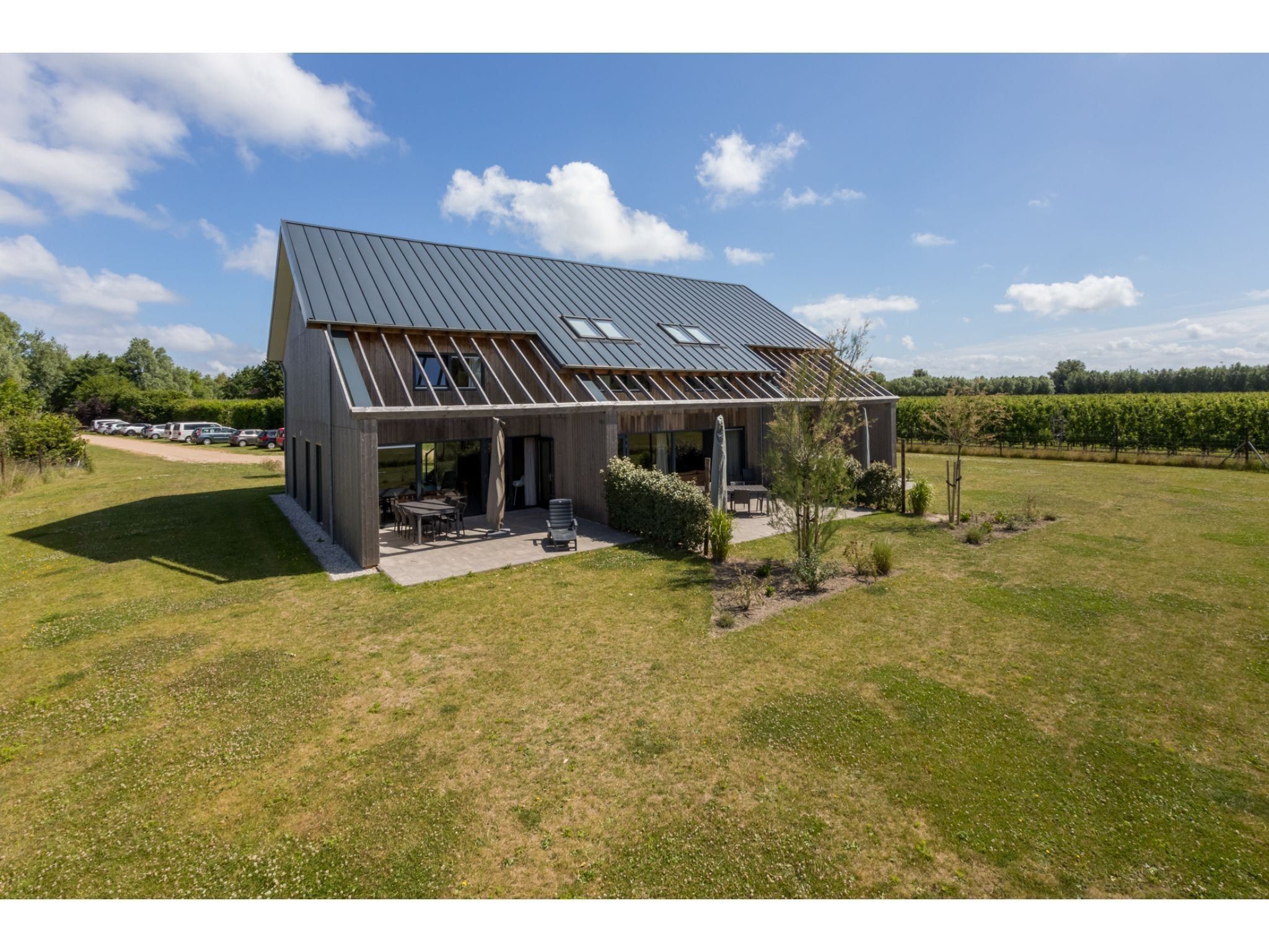 De buitenkant van Vroondijk 2- duinappel en zonnebes in Vrouwenpolder