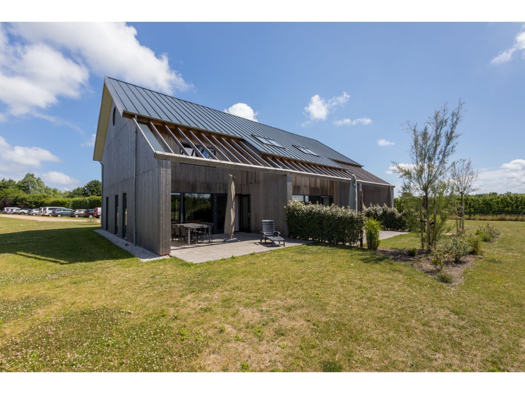 De buitenkant van Vroondijk 2- duinappel en zonnebes in Vrouwenpolder