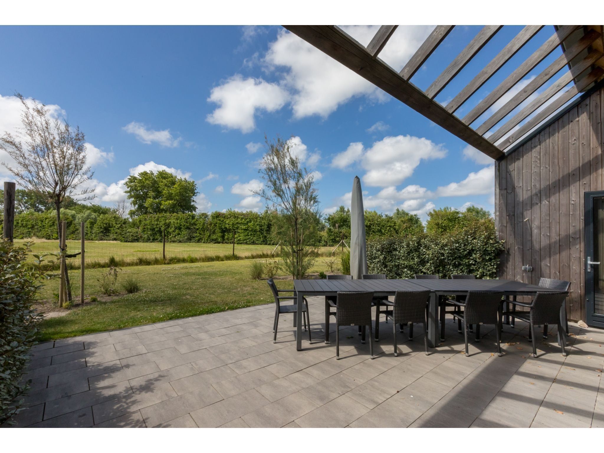 Het terras van Vroondijk 2- duinappel en zonnebes in Vrouwenpolder