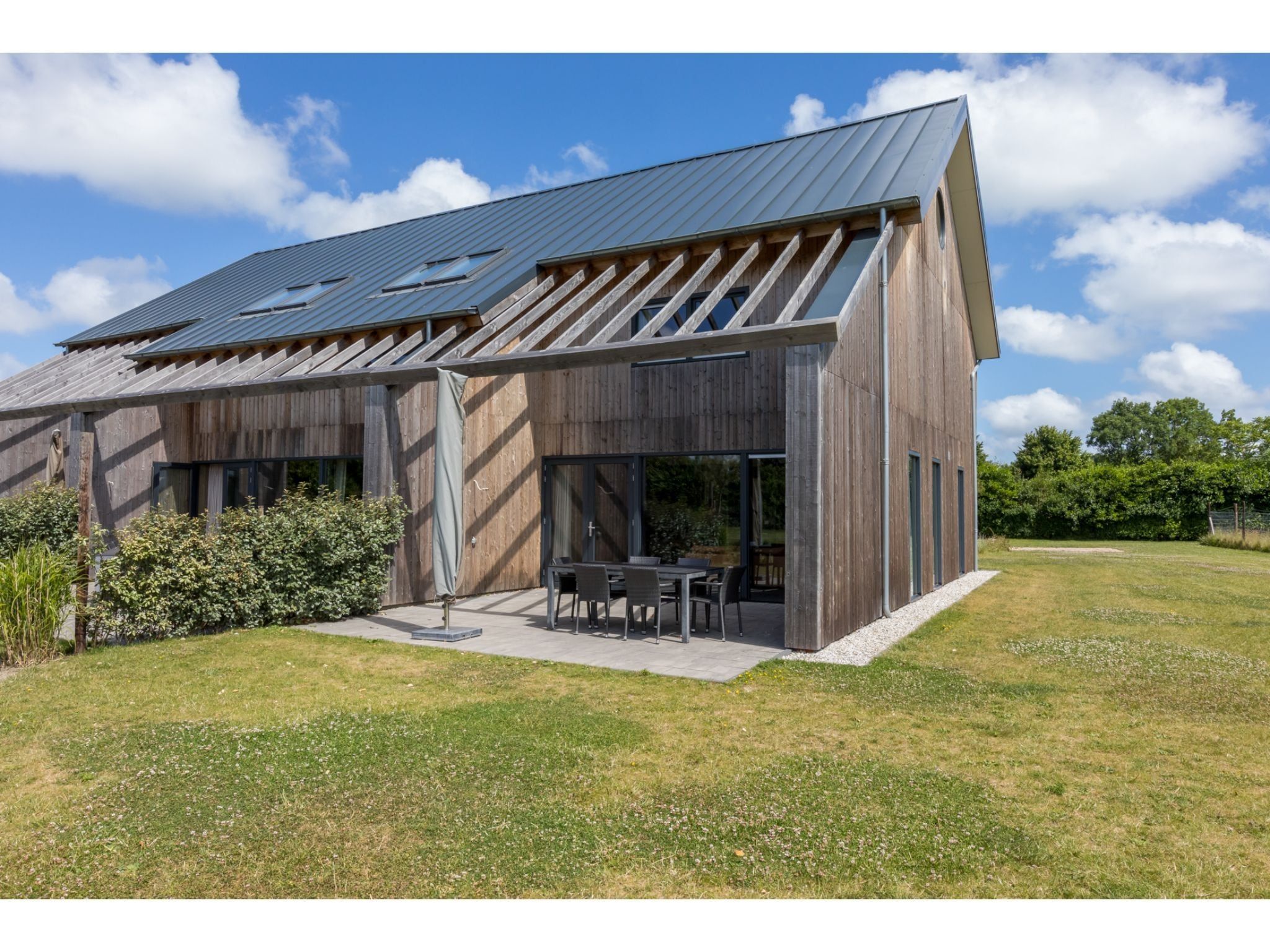 Het terras van Vroondijk 2- duinappel en zonnebes in Vrouwenpolder