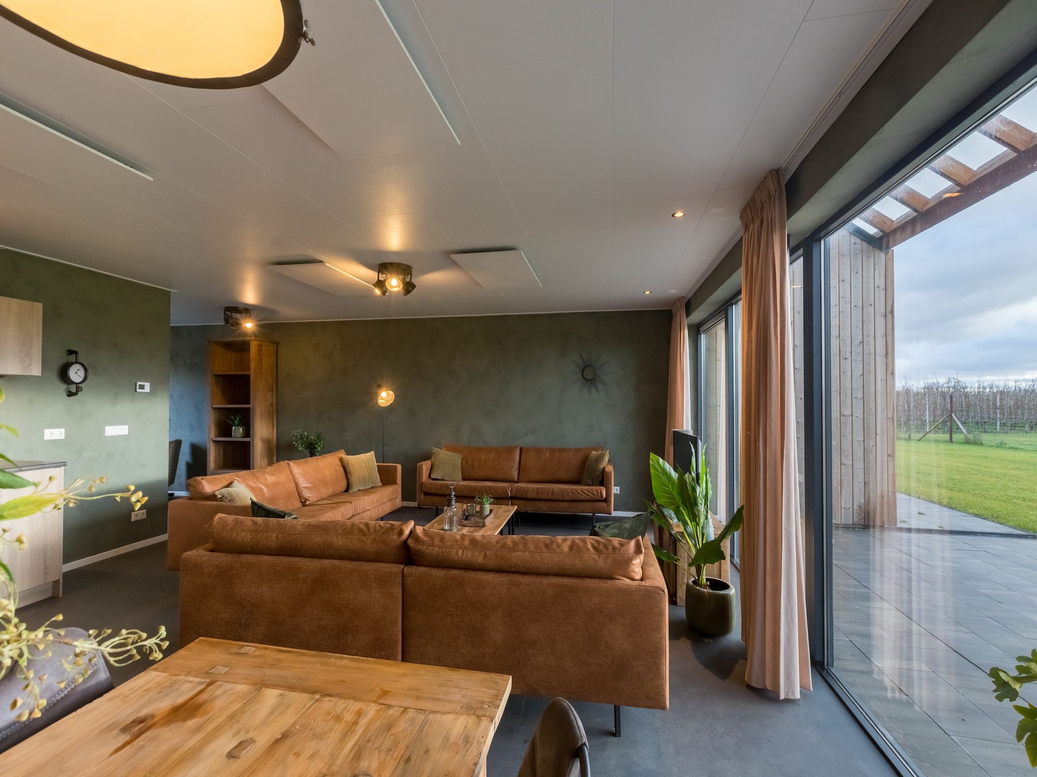 De woonkamer van Vroondijk 2-Zeebloesem in Vrouwenpolder