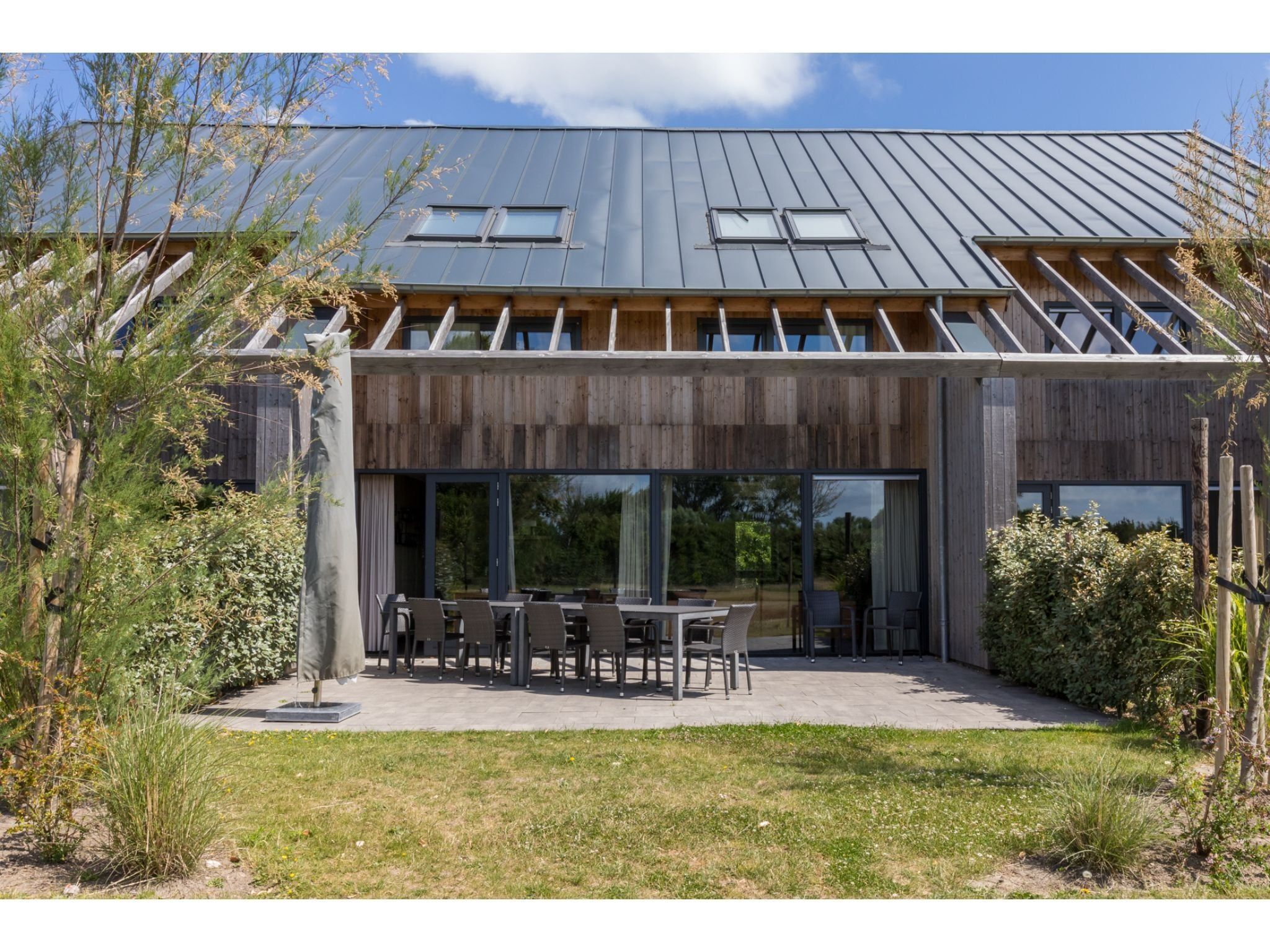 Het terras van Vroondijk 2-Zeebloesem in Vrouwenpolder