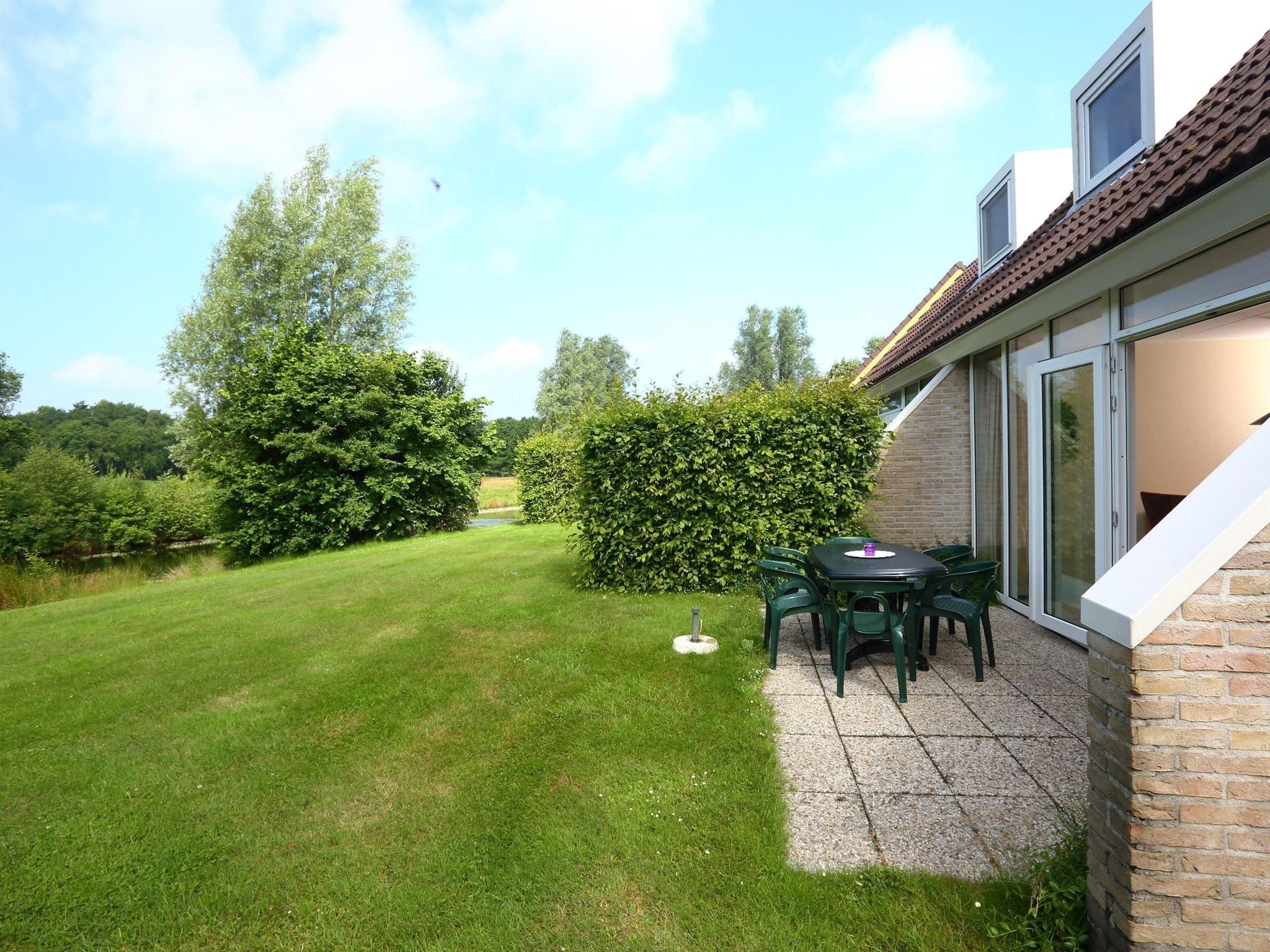 De tuin van Vakantiepark Emslandermeer 1 in Vlagtwedde