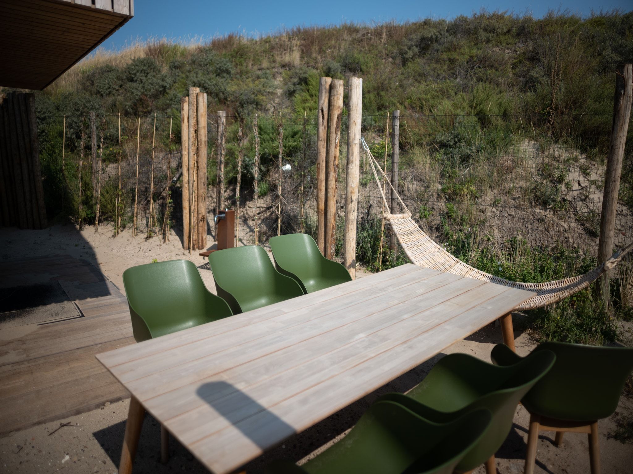 Het terras van Sea Lodges Zandvoort 5 in Zandvoort