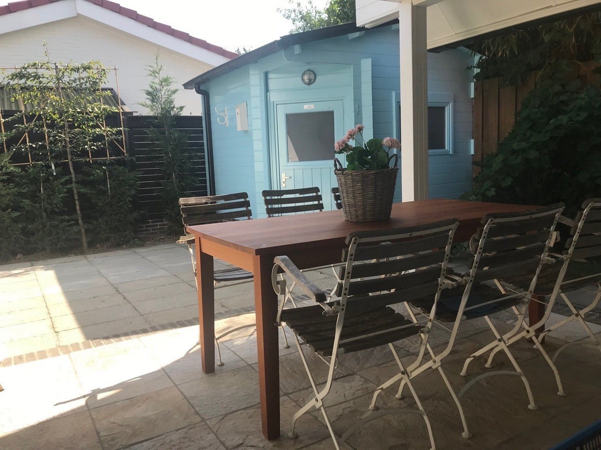 Het terras van Hoge Weide 64 in Oostkapelle