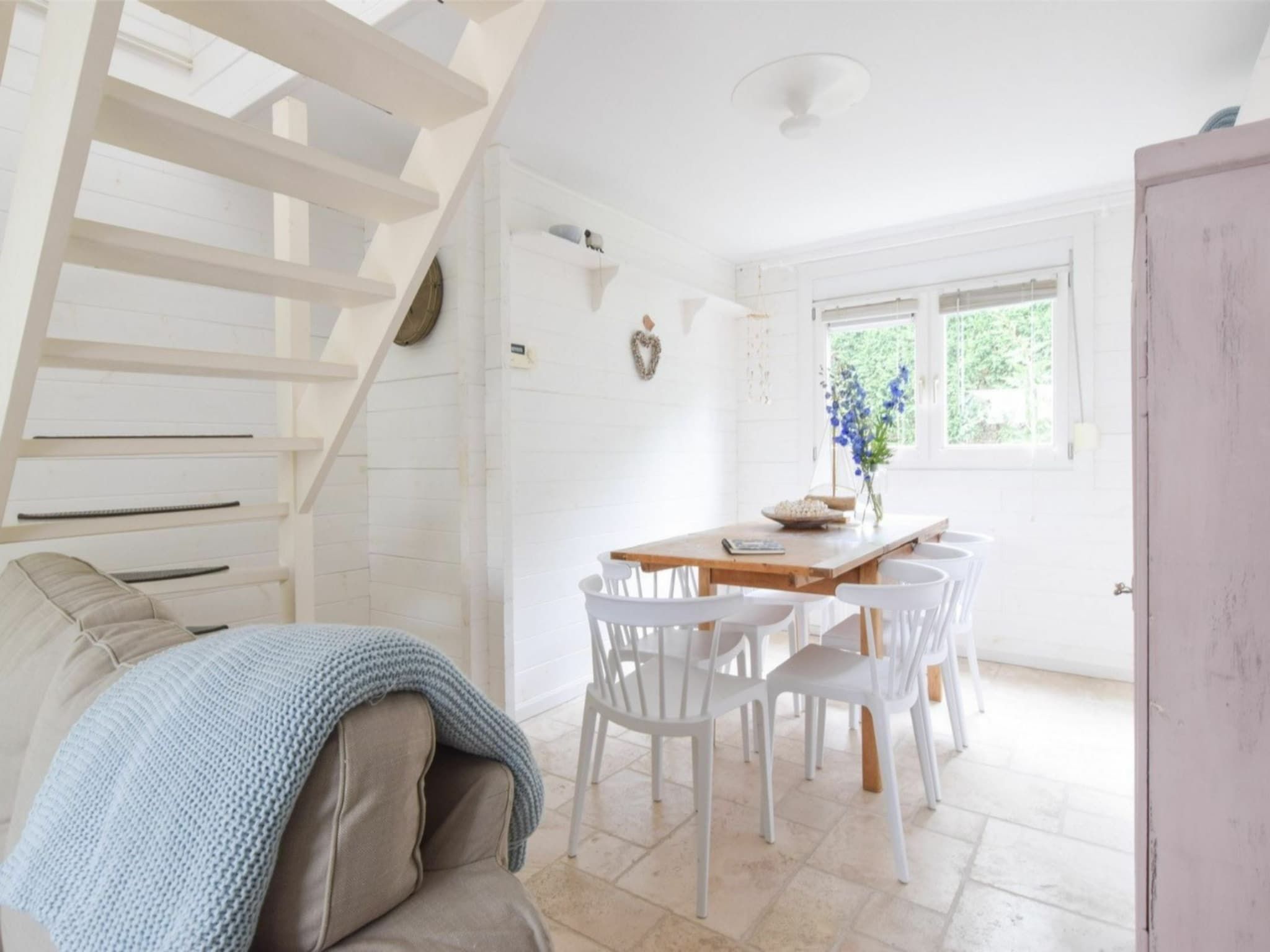 De eetkamer van Hoge Weide 64 in Oostkapelle