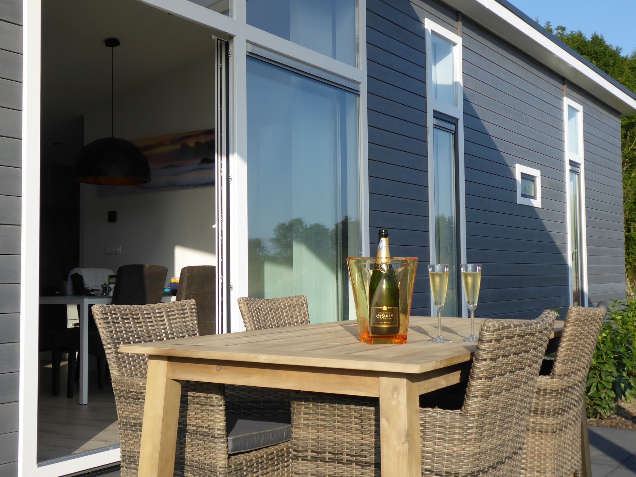 Het terras van Water Resort Oosterschelde 103 in Wemeldinge