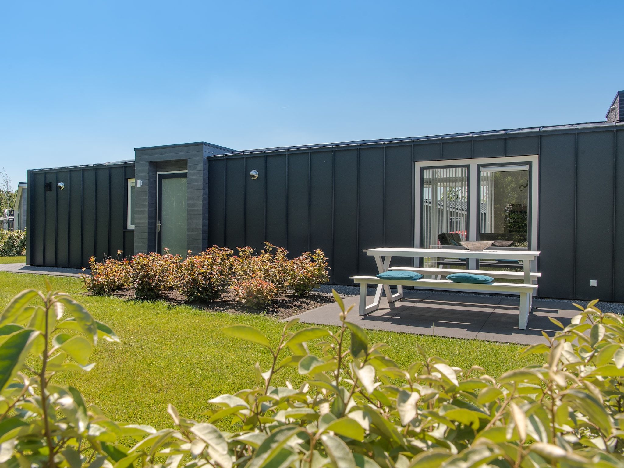 De tuin van Water Resort Oosterschelde 103 in Wemeldinge