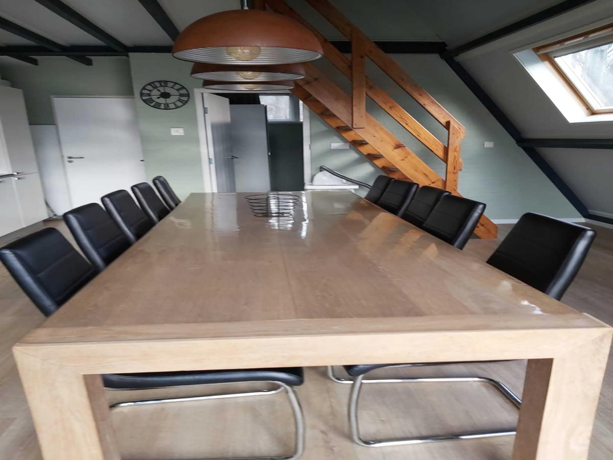 De eetkamer van Bungalow 64 en 65 in Stramproy