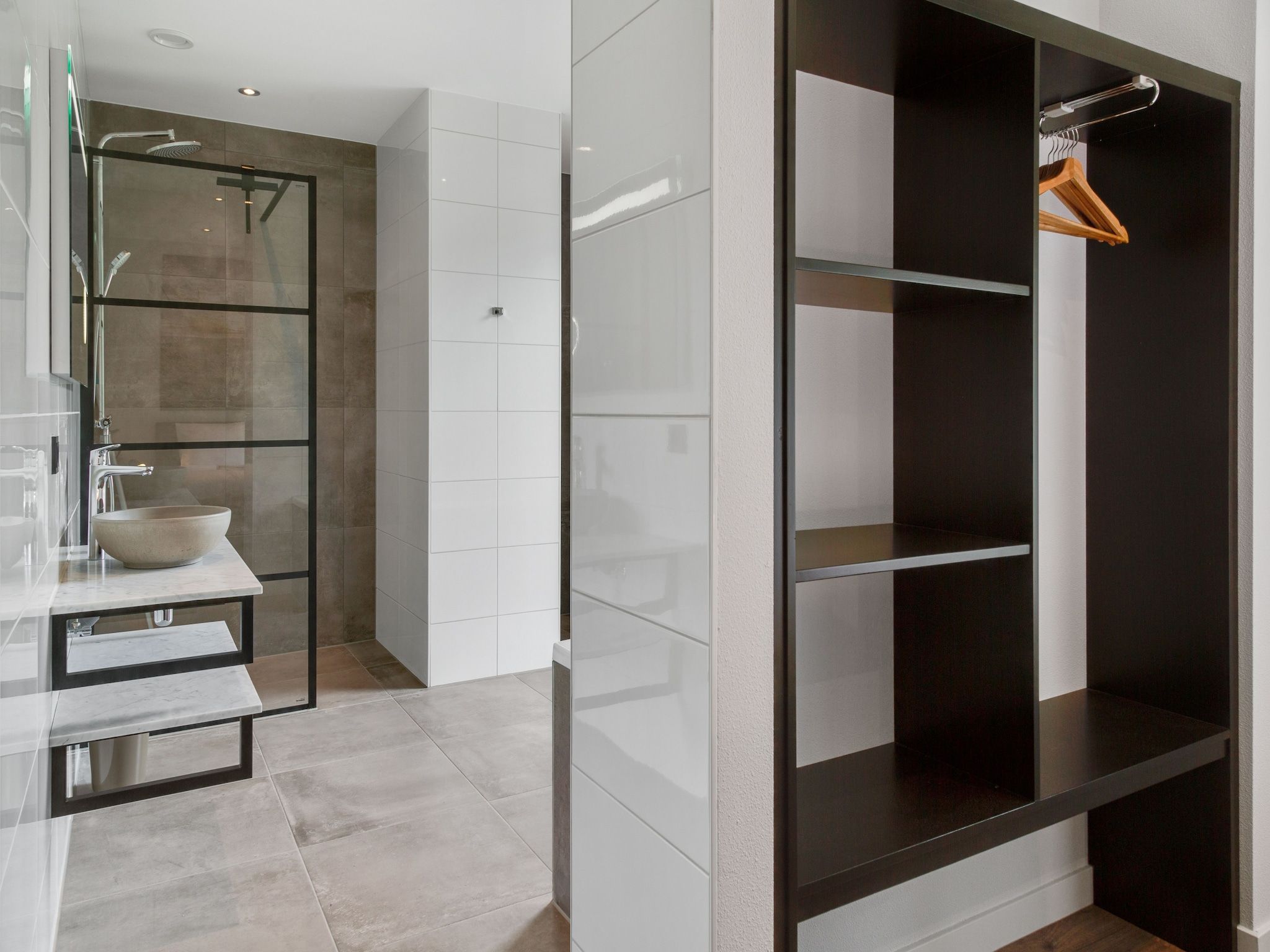 De badkamer van De Koog  nr 5 - 6 pers woning de luxe in De Koog Texel