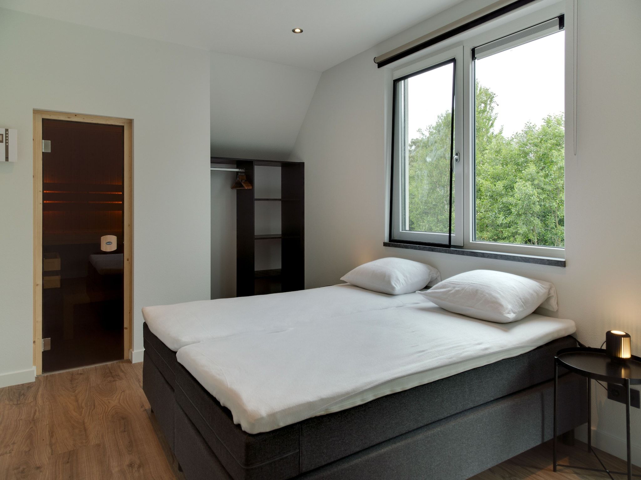 Een slaapkamer van De Koog nr 6 tm 10- 6 pers woning de luxe in De Koog Texel