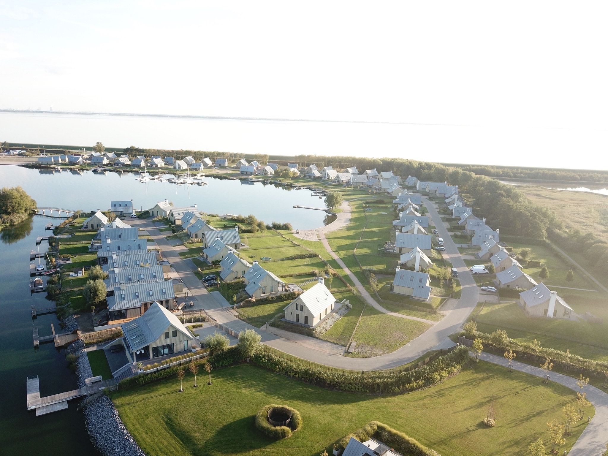 De buitenkant van Resort Waterrijk Oesterdam 3 in Tholen