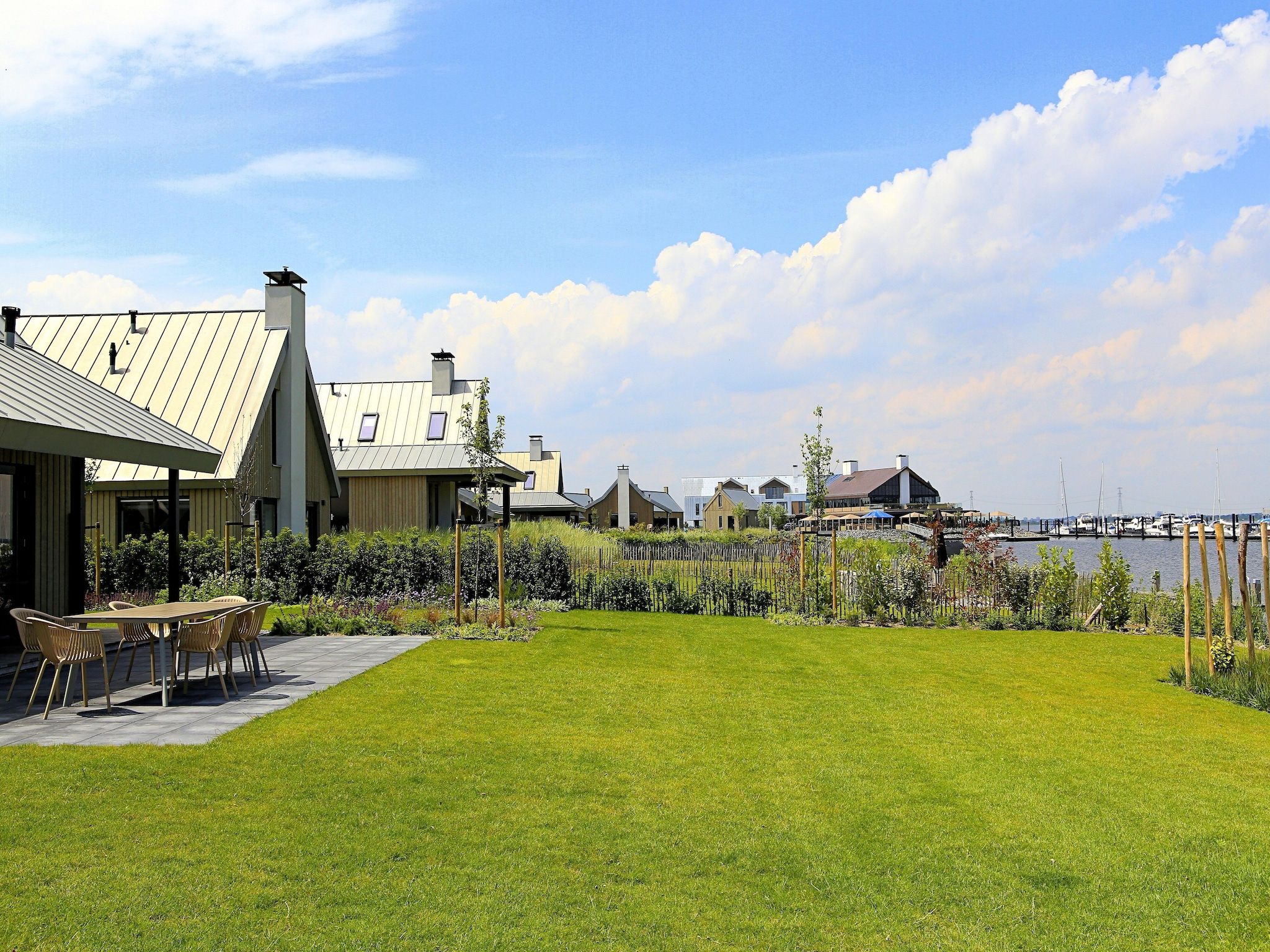 De tuin van Resort Waterrijk Oesterdam 3 in Tholen