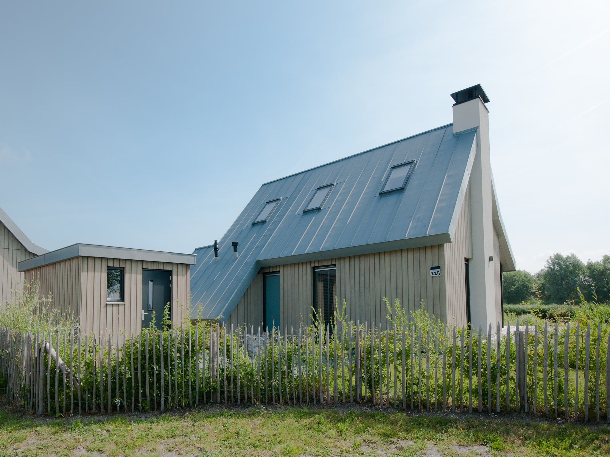 De buitenkant van Resort Waterrijk Oesterdam 4 in Tholen