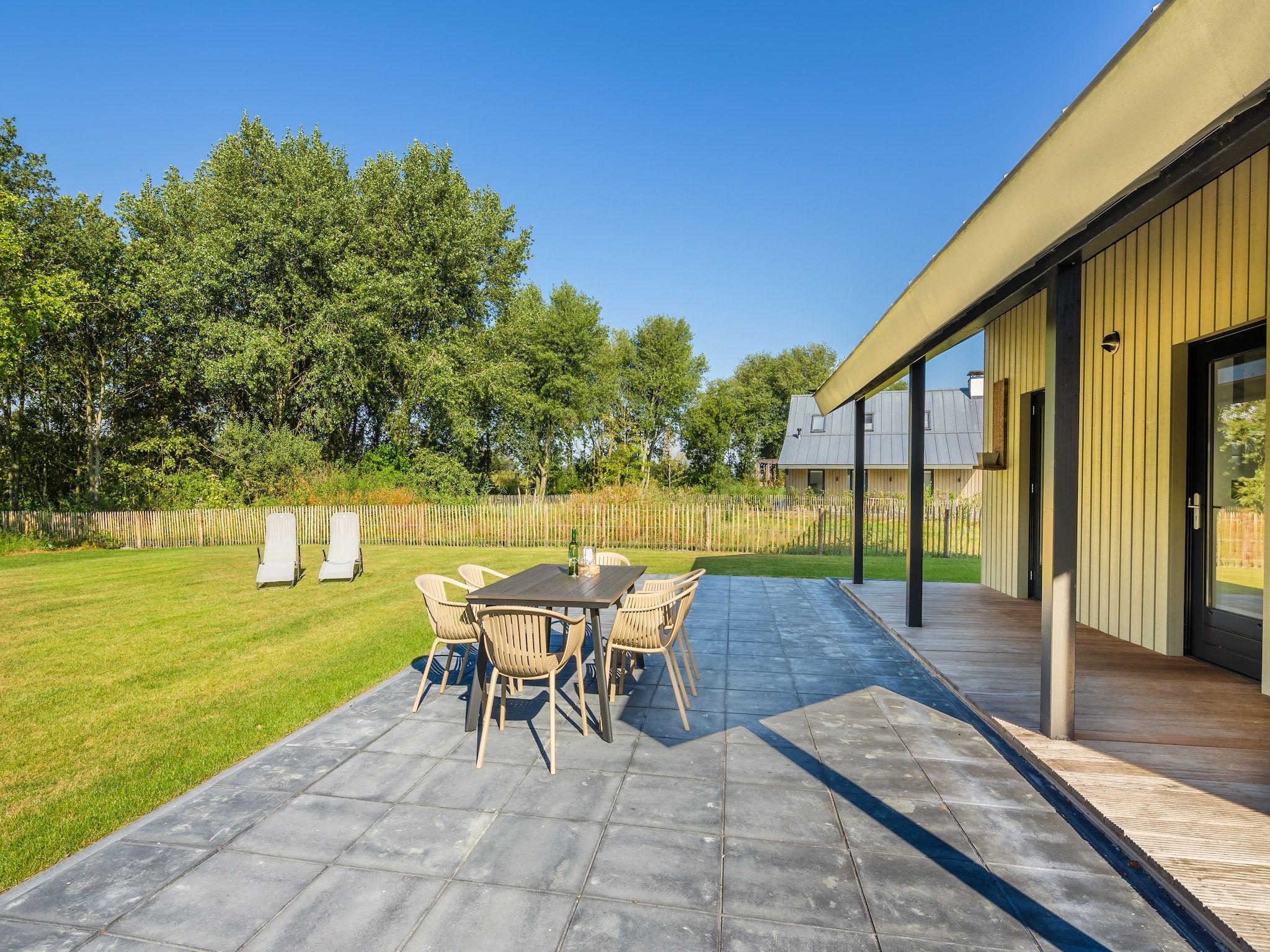 Het terras van Resort Waterrijk Oesterdam 4 in Tholen