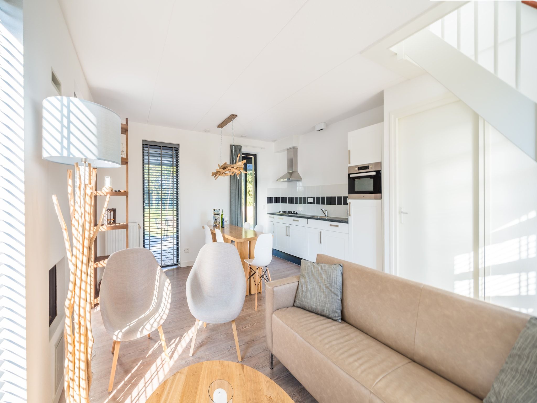 De woonkamer van Resort Waterrijk Oesterdam 4 in Tholen