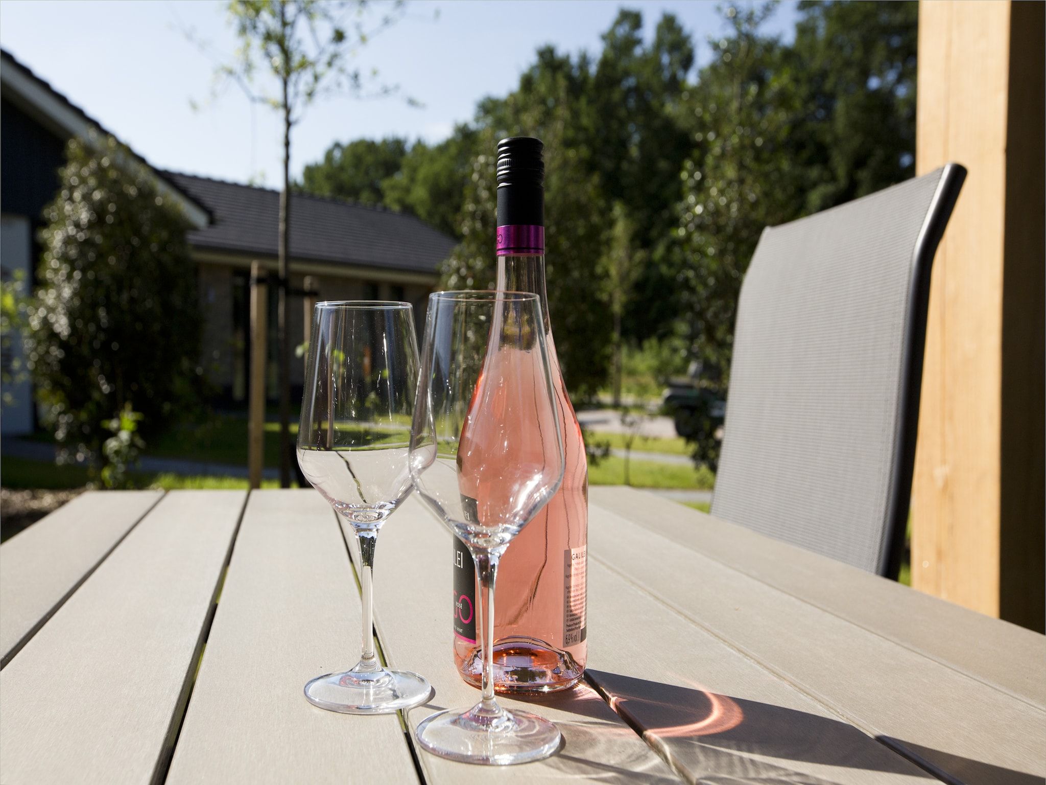 Het terras van Landgoed De IJsvogel 8 in Voorthuizen