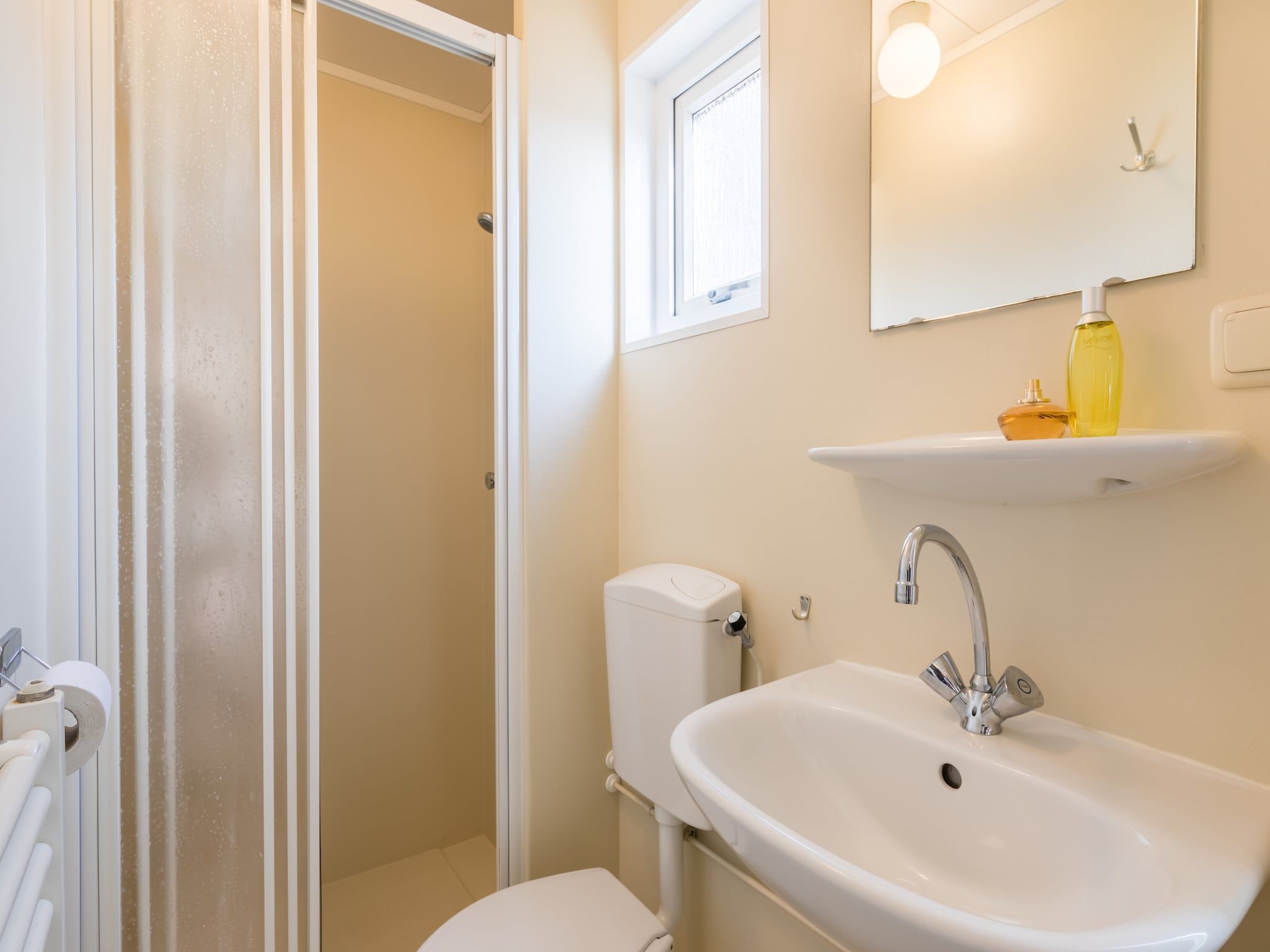 De badkamer van Vakantiepark Hunzedal 14 in Borger