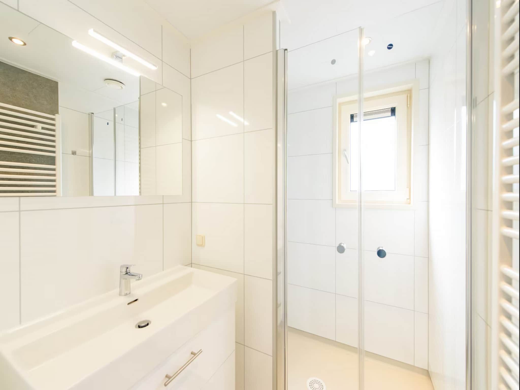 De badkamer van Vakantiepark Boomhiemke 15 in Hollum