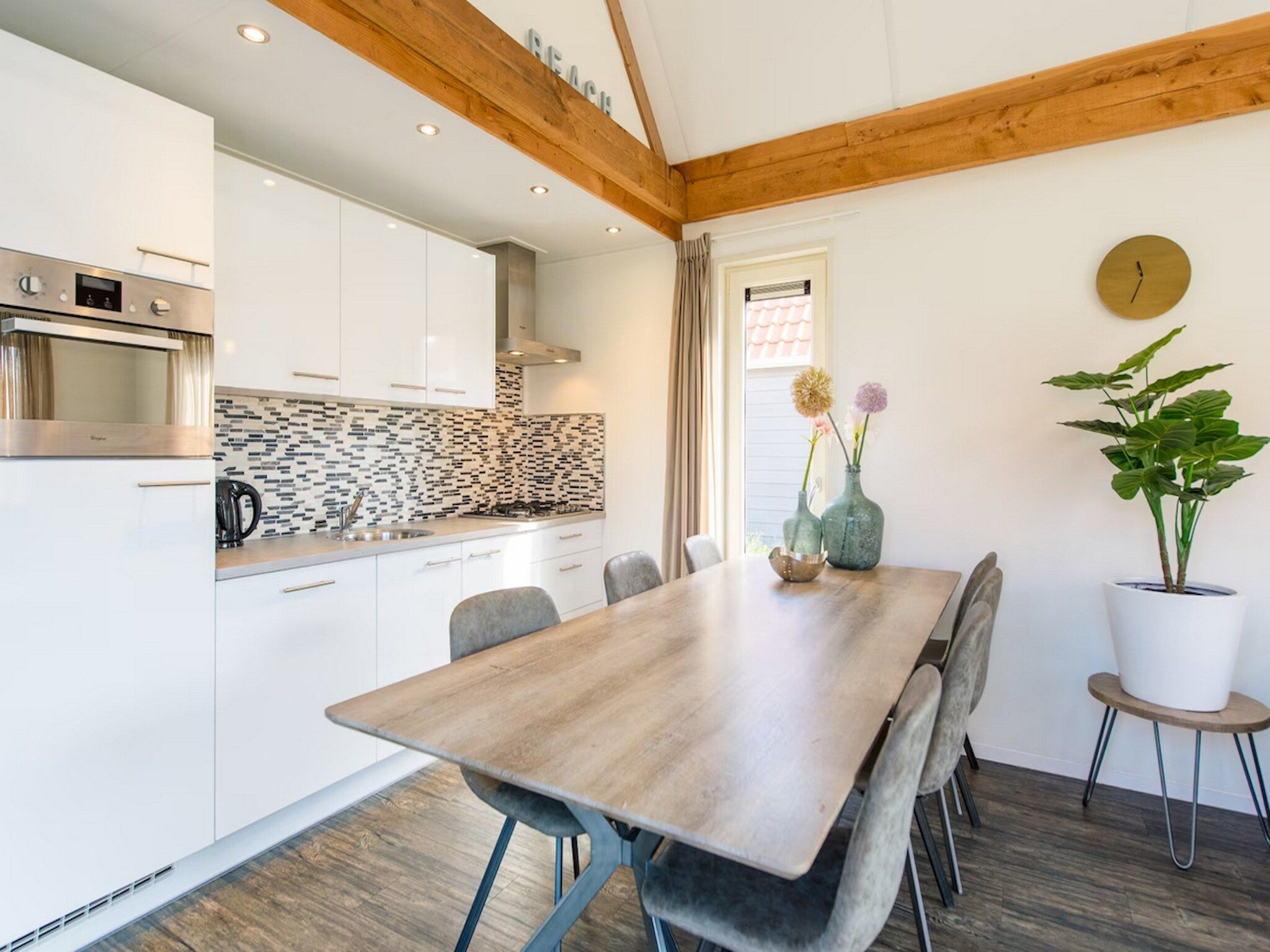 De keuken van Vakantiepark Boomhiemke 15 in Hollum