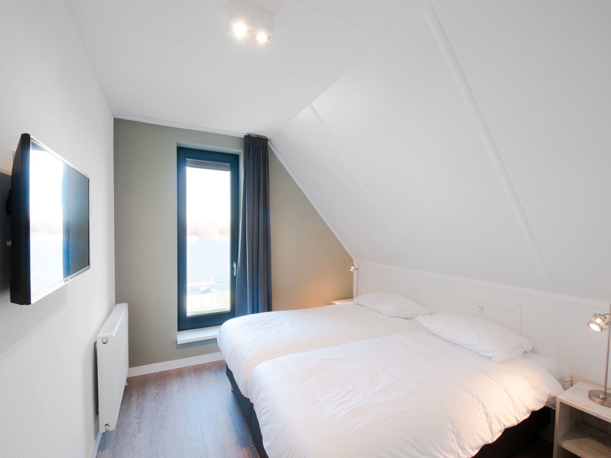 Een slaapkamer van Resort Waterrijk Oesterdam 13 in Tholen