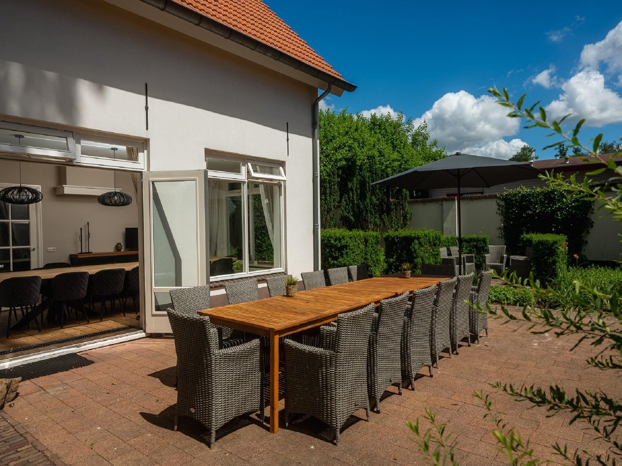 Het terras van Landgoed De IJsvogel 10 in Voorthuizen