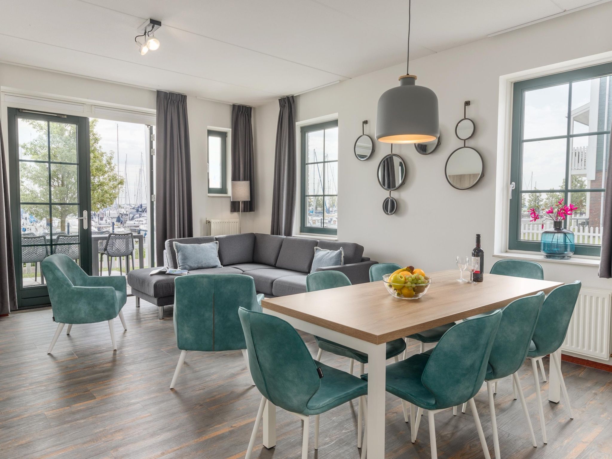 De eetkamer van Marinapark Volendam 14 in Volendam