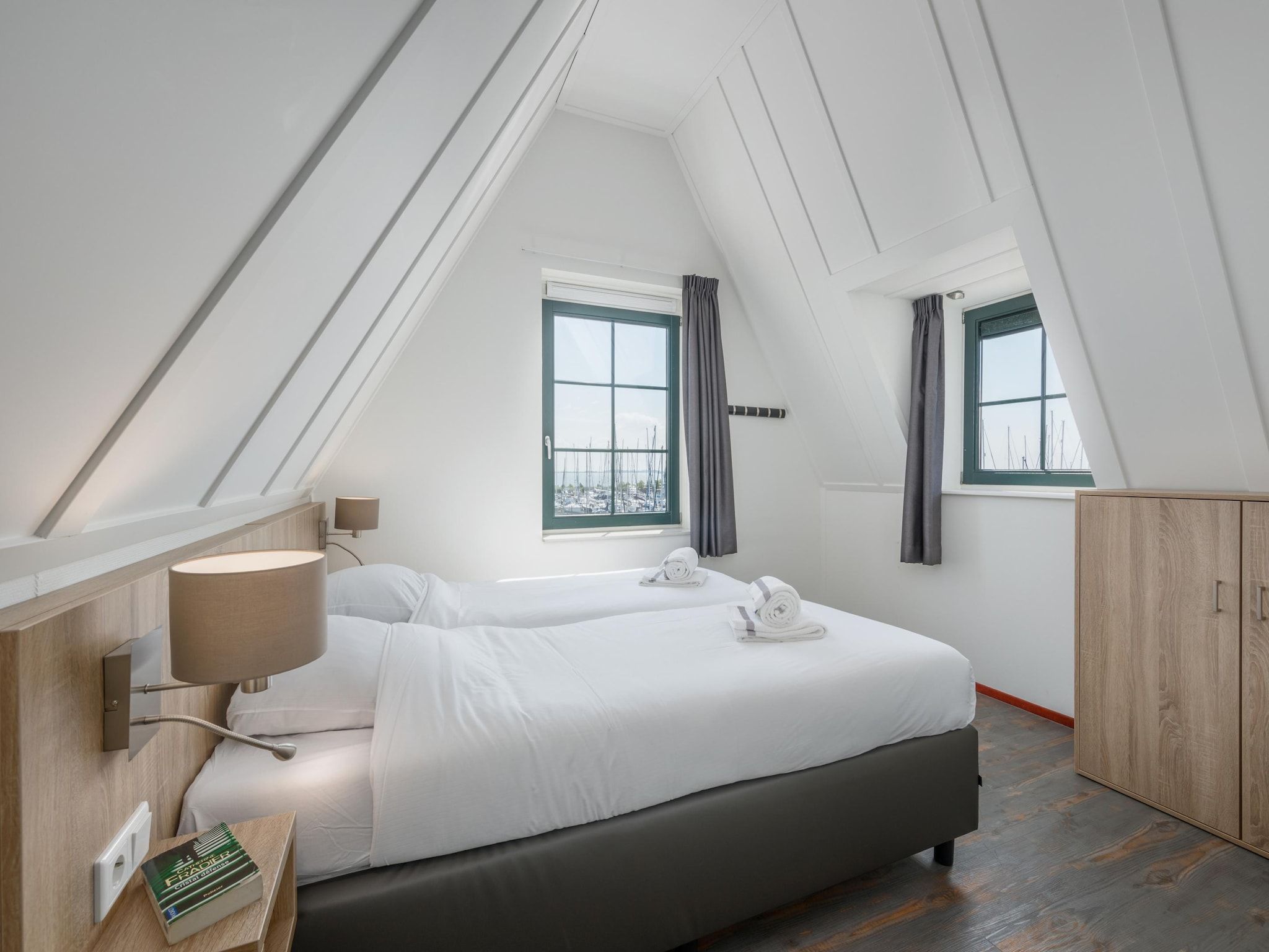 Een slaapkamer van Marinapark Volendam 14 in Volendam