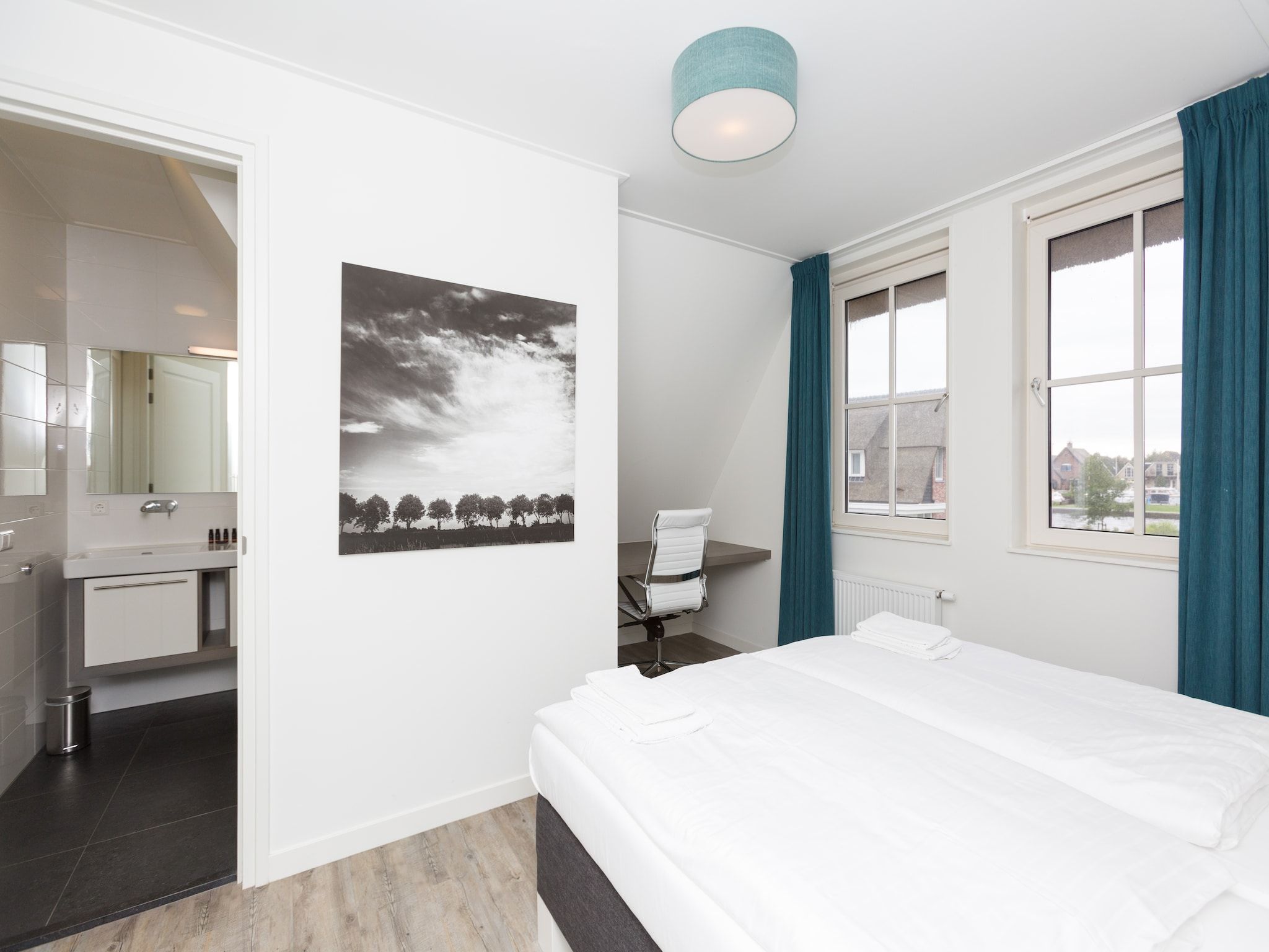 Een slaapkamer van Friese Meren Villa's 10 in Delfstrahuizen