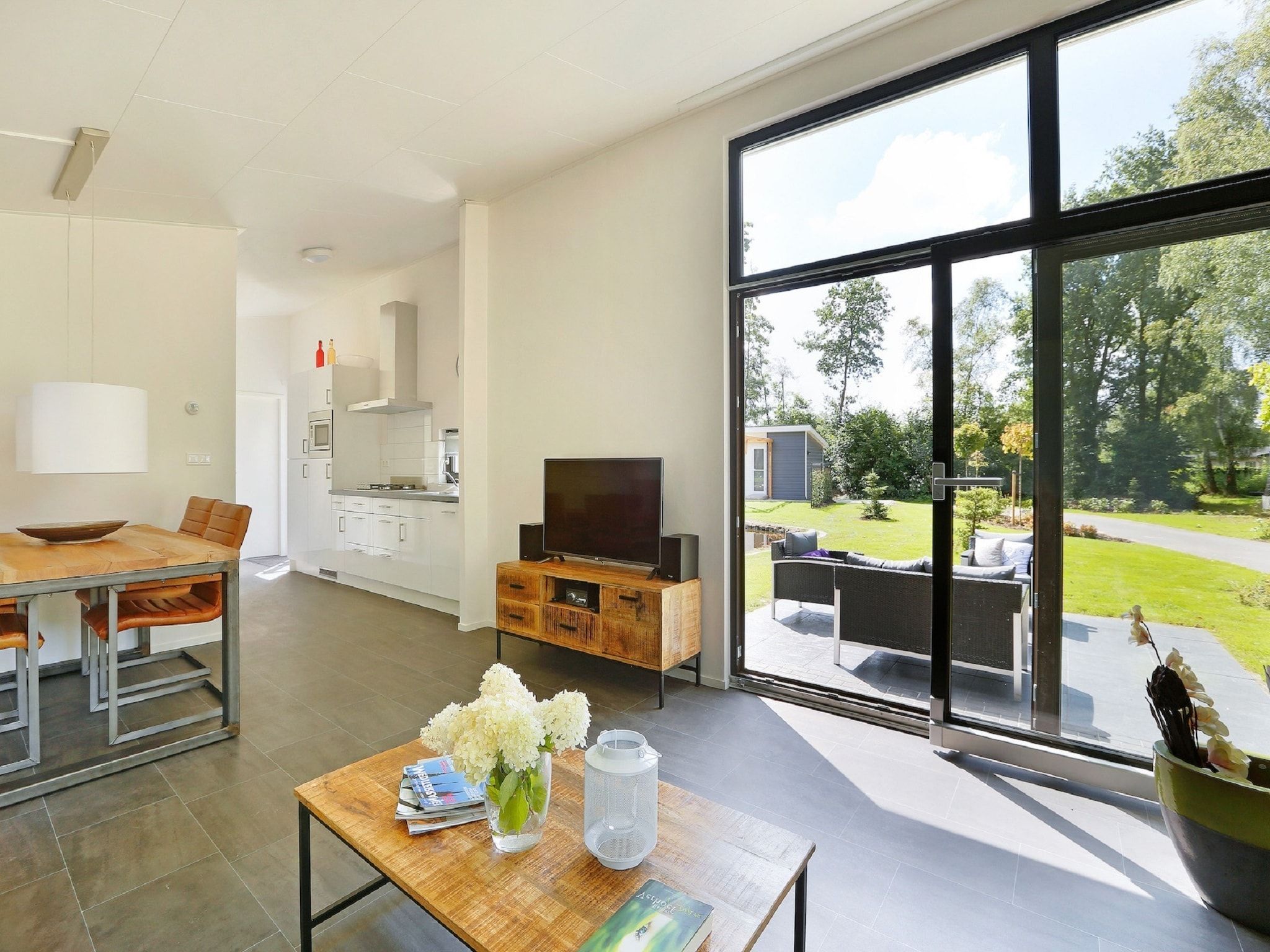 De woonkamer van Vakantiepark De Lochemse Berg 1 in Lochem