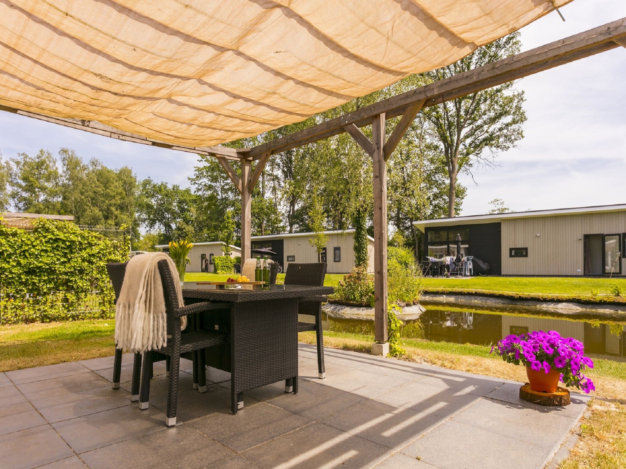 Het terras van Vakantiepark De Lochemse Berg 2 in Lochem