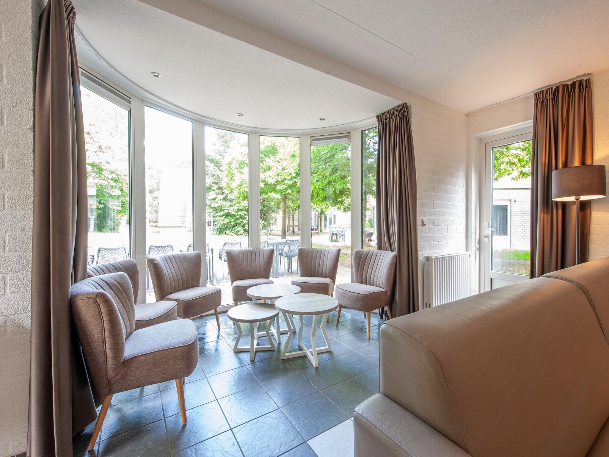 De woonkamer van Vakantiepark de Katjeskelder 13 in Oosterhout