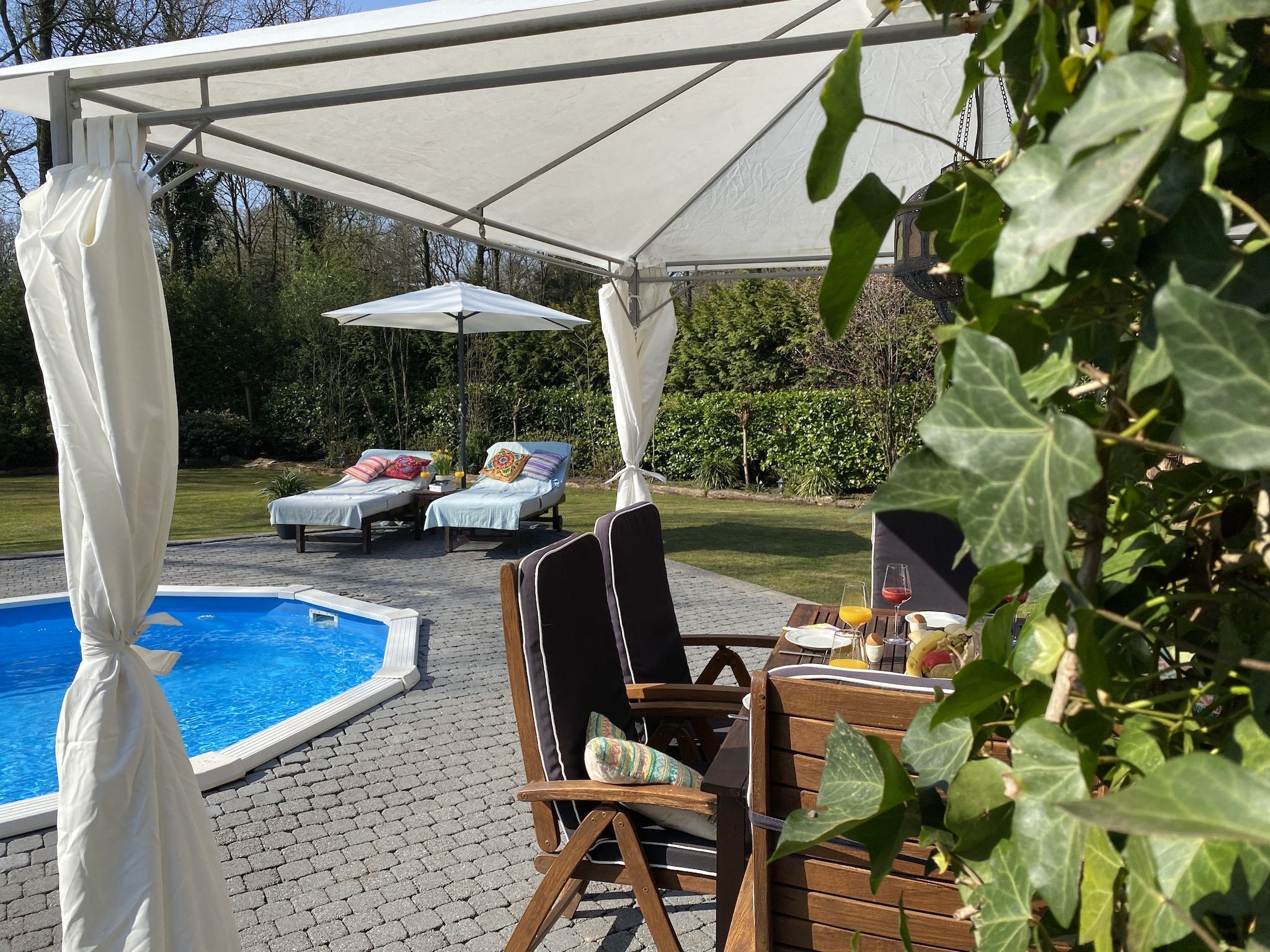 De tuin van Botterlodge in Wateren