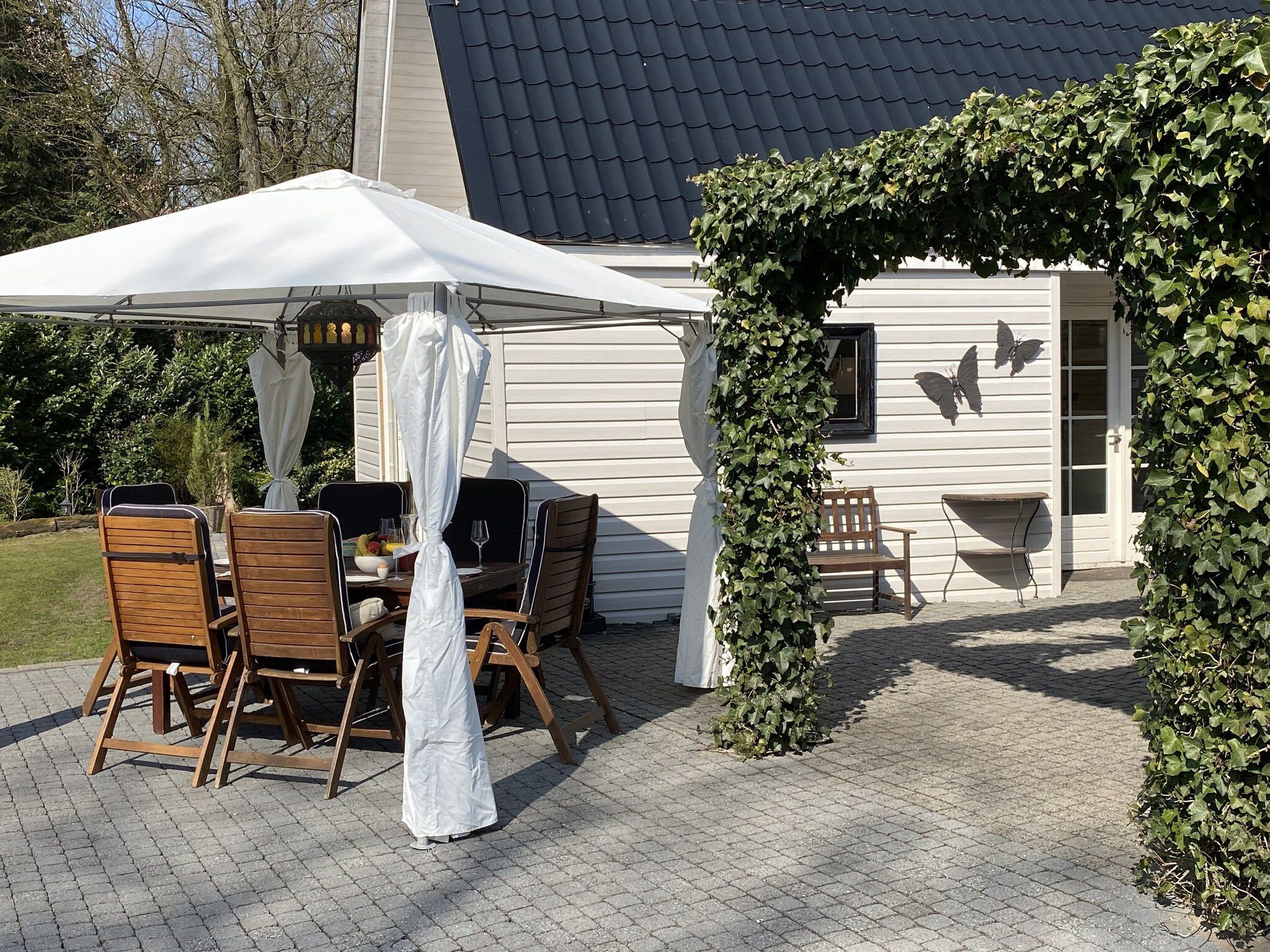 De buitenkant van Botterlodge in Wateren