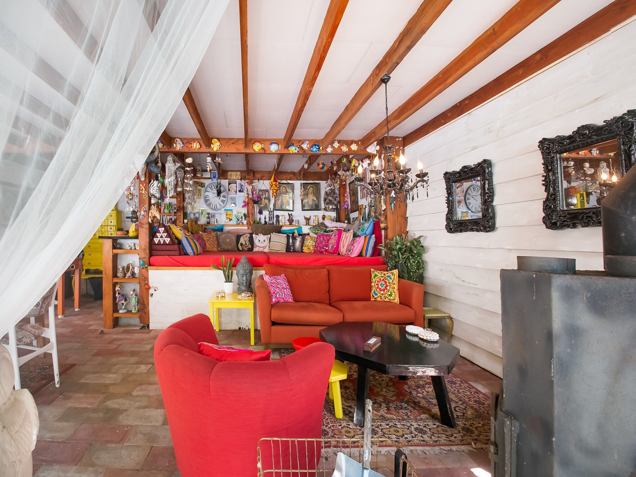 De woonkamer van Botterlodge in Wateren