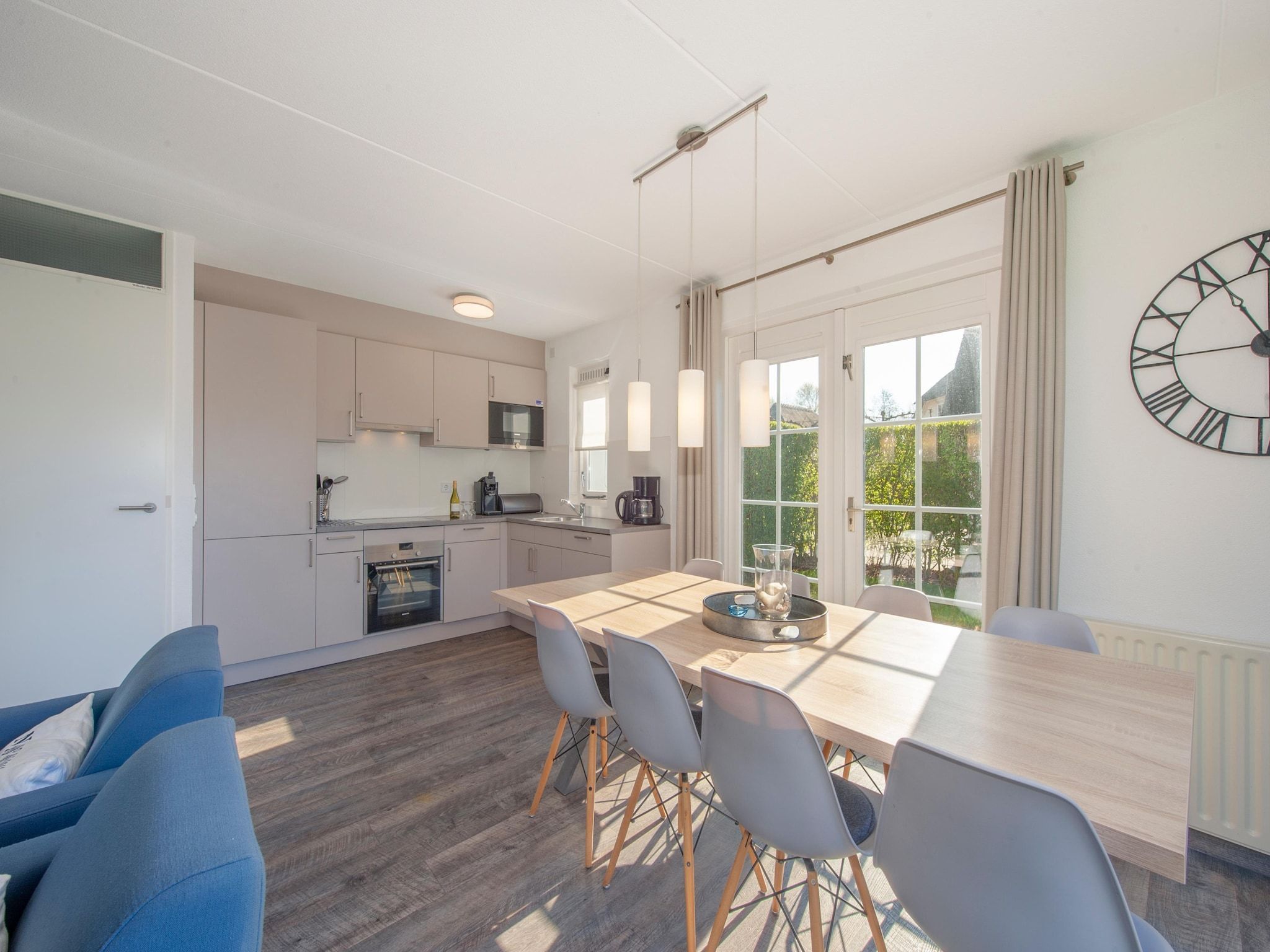 De eetkamer van Noordzee Résidence De Banjaard 16 in Kamperland