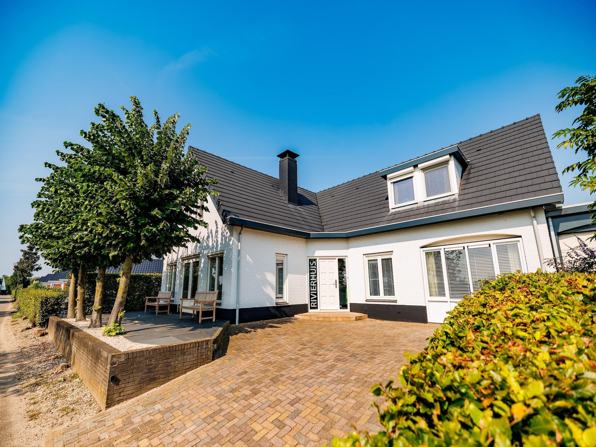 De buitenkant van Vakantiepark Eiland van Maurik 4 in Maurik