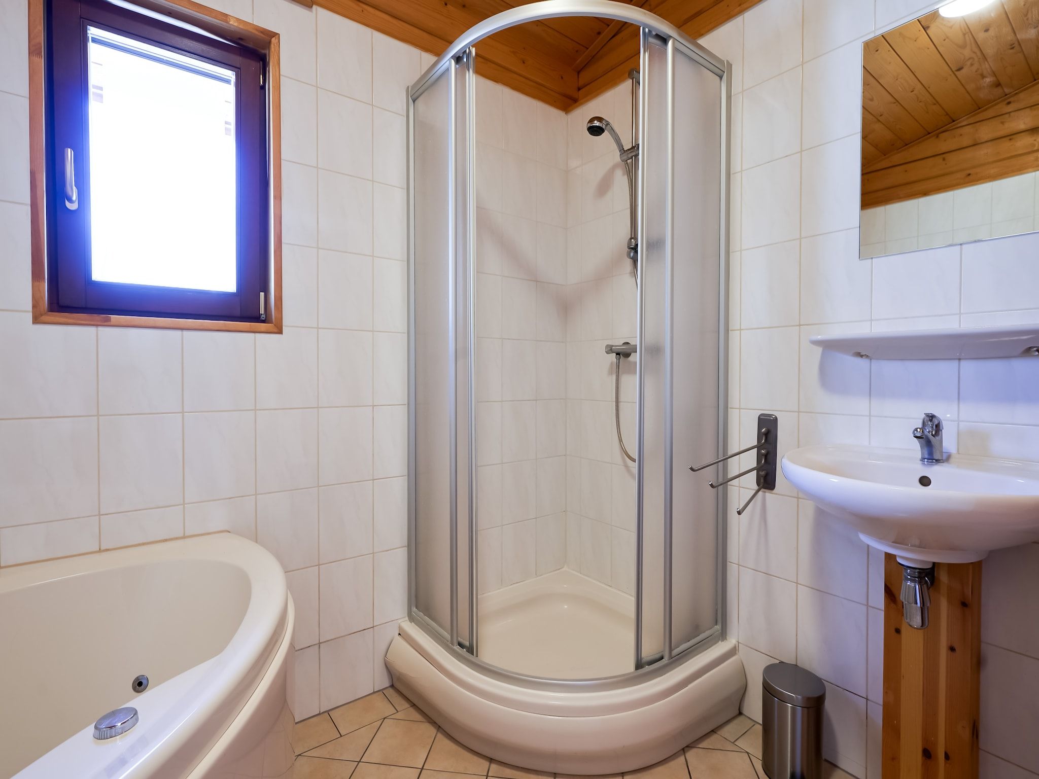 De badkamer van Finse Bungalow in Holten in Holten