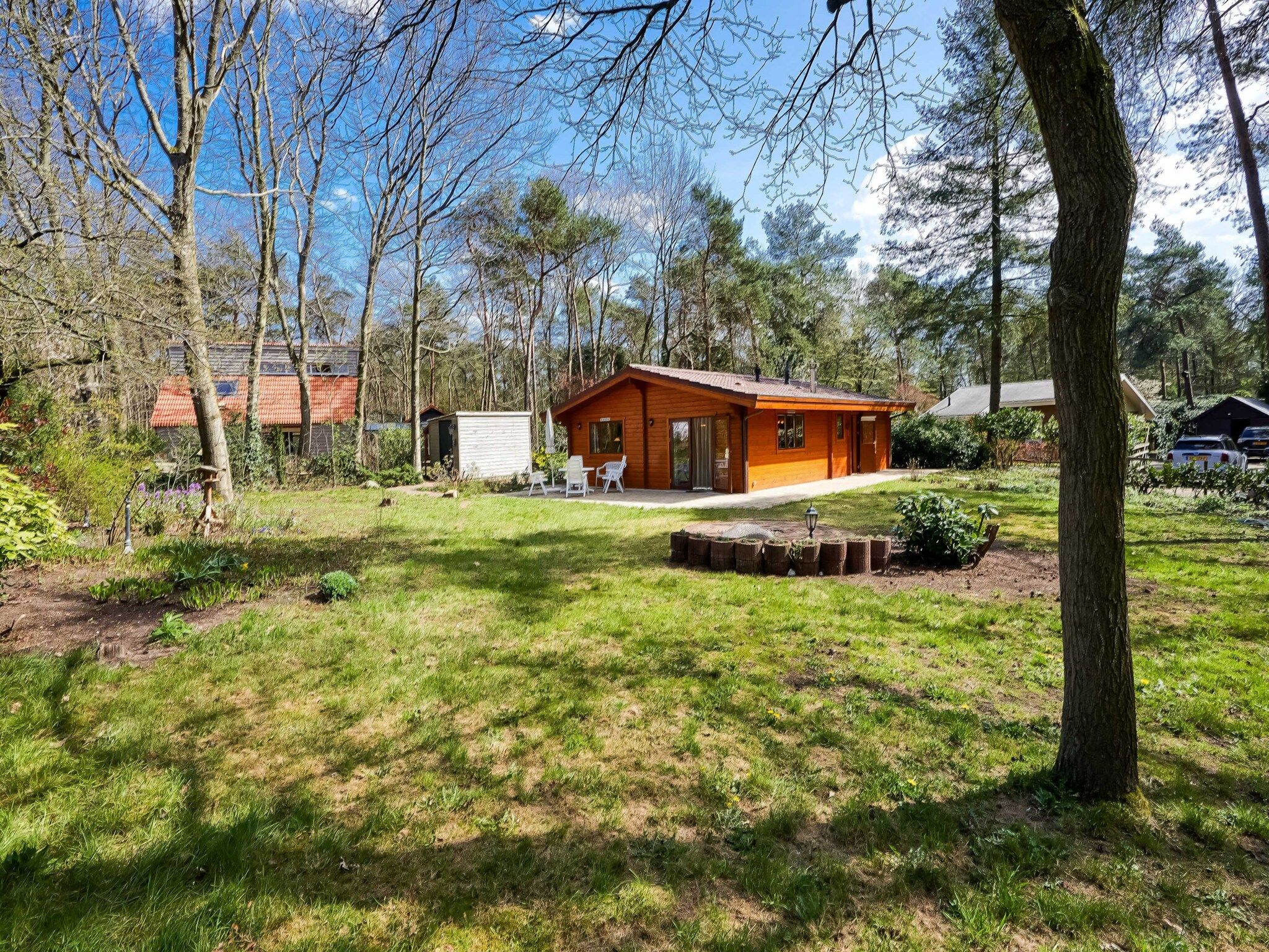 De tuin van Finse Bungalow in Holten in Holten