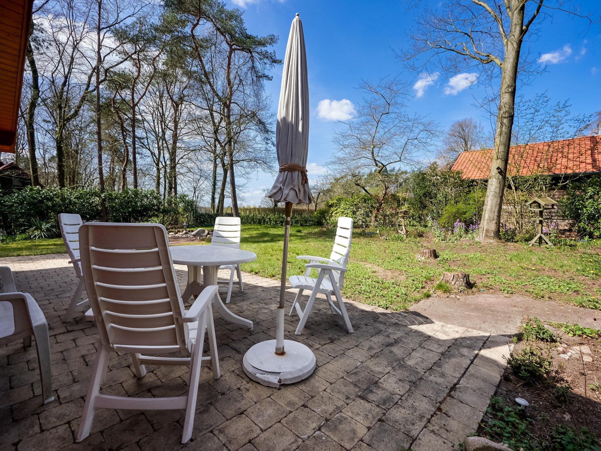 Het terras van Finse Bungalow in Holten in Holten