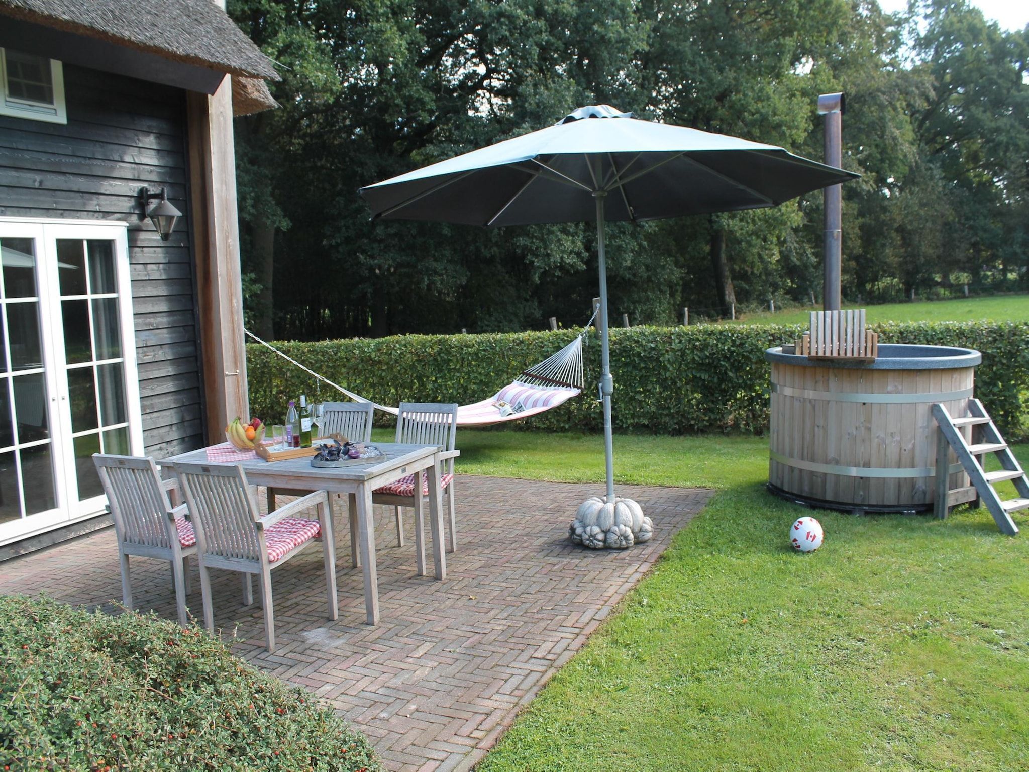 Het terras van De Grimberghoeve 2 in Notter