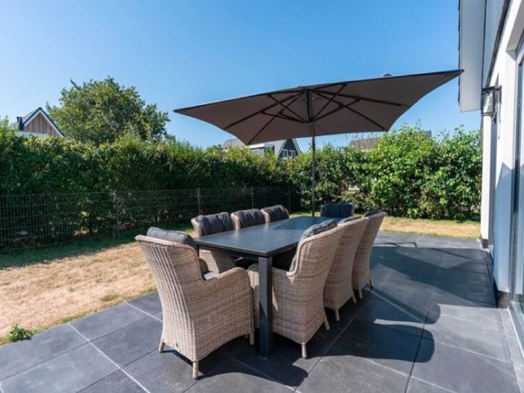 De buitenkant van So What 21 in De Koog Texel