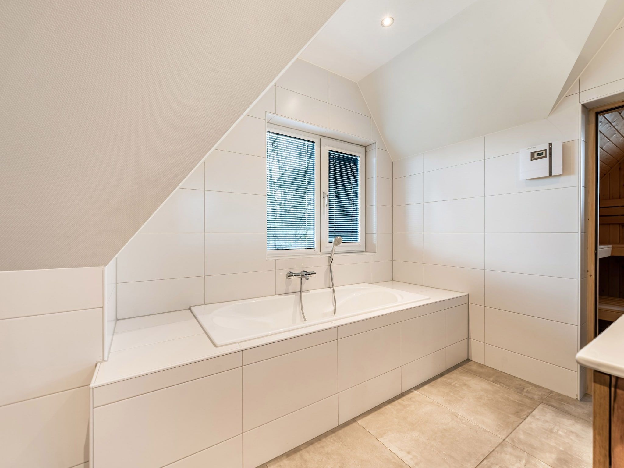 De badkamer van So What 21A in De Koog Texel