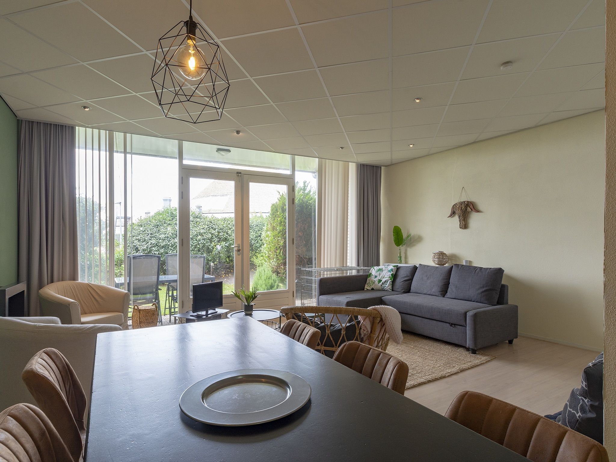 De woonkamer van Strandslag 115 in Julianadorp aan Zee